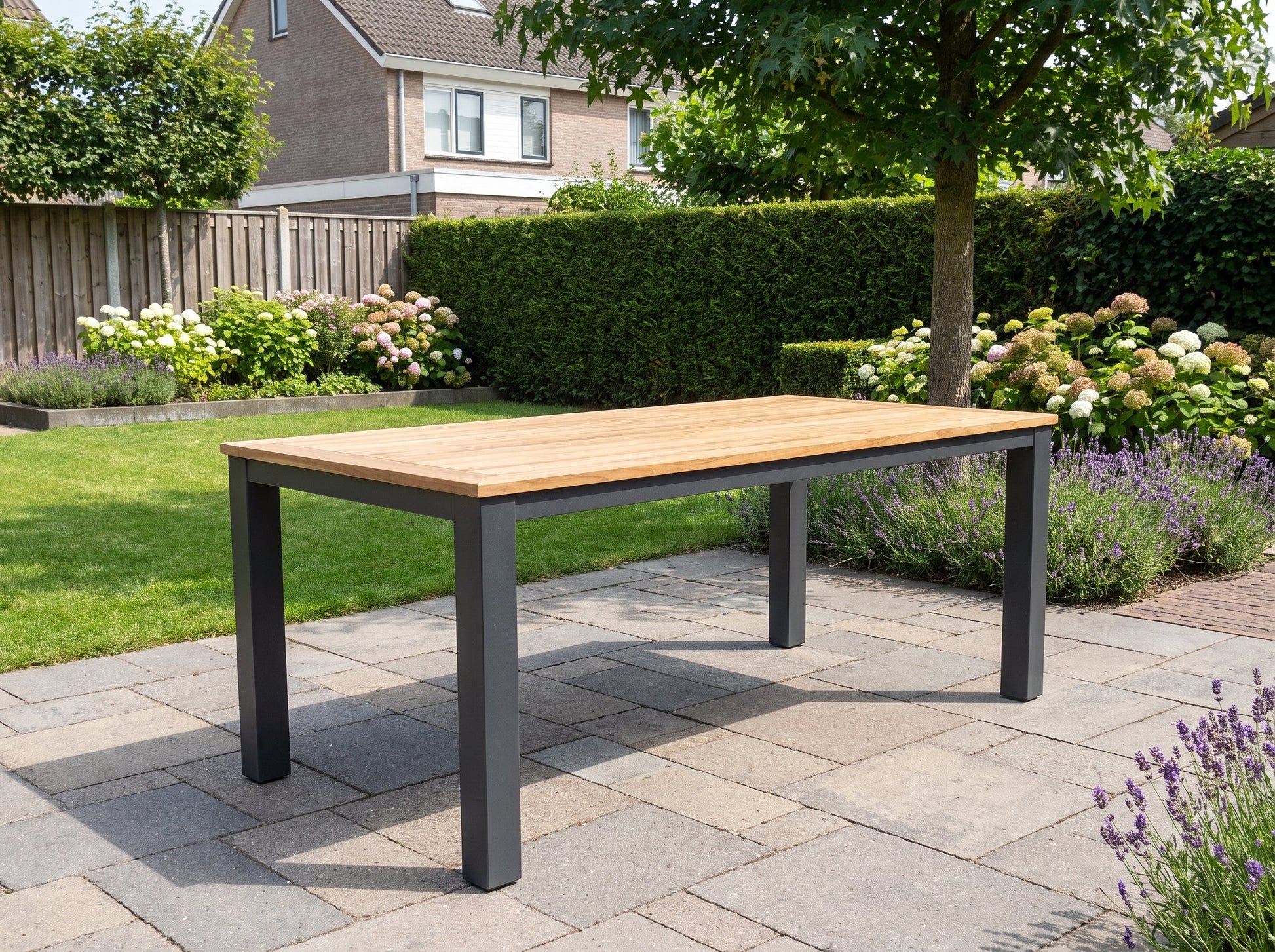 Birmingham Rechthoekige Tuintafel 180 cm - Dark grey in einem stimmungsvollen Garten - Outnest Gartenmöbel