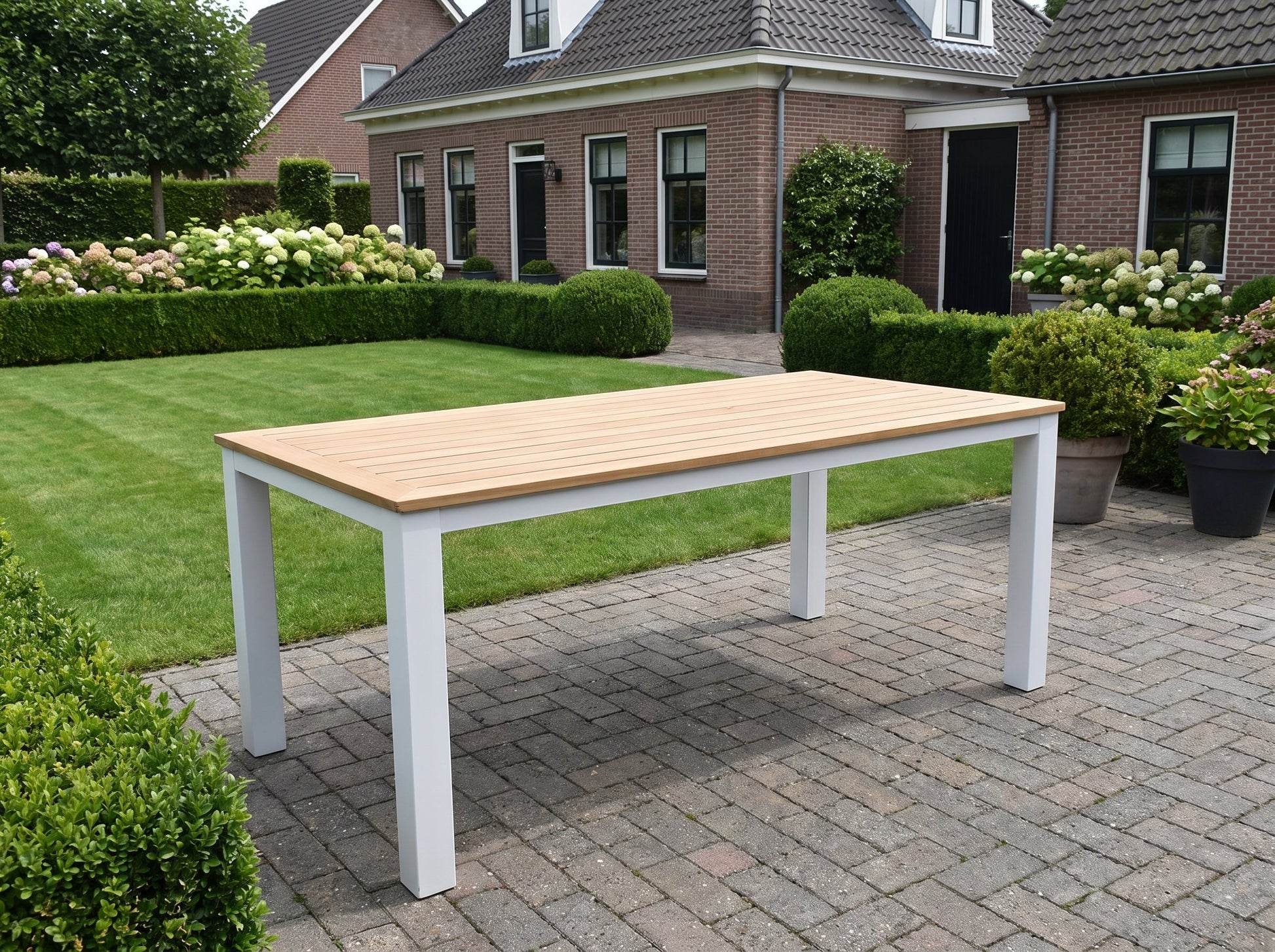 Birmingham Rechthoekige Tuintafel 180 cm - White in einem stimmungsvollen Garten - Outnest Gartenmöbel