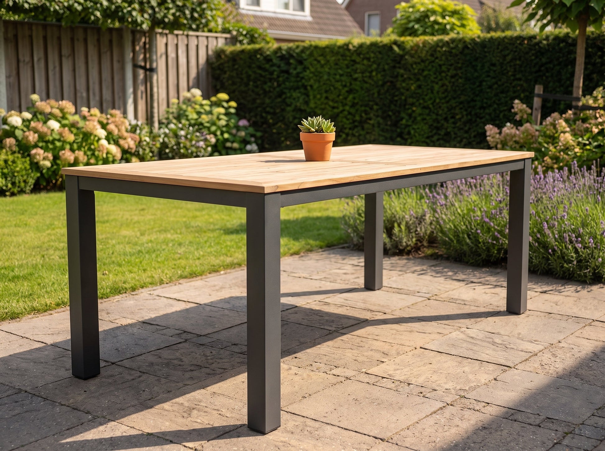 Birmingham Rechthoekige Tuintafel 220 cm - Dark grey in einem stimmungsvollen Garten - Outnest Gartenmöbel