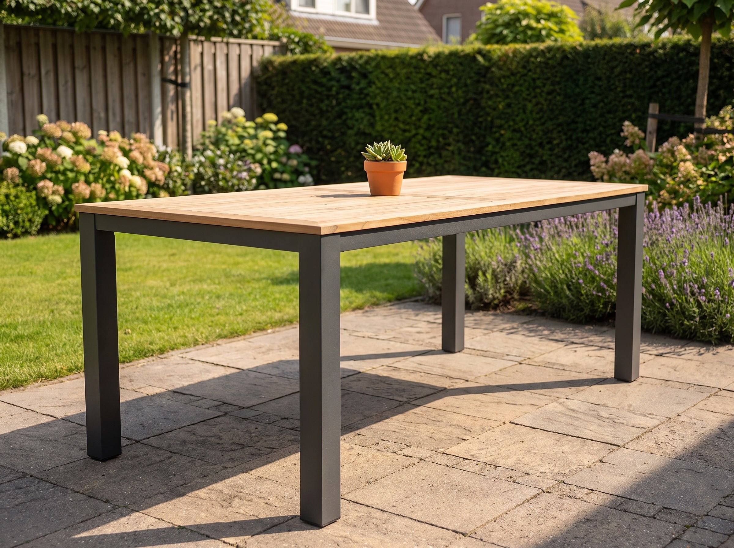 Birmingham Rechthoekige Tuintafel 220 cm - Dark grey in einem stimmungsvollen Garten - Outnest Gartenmöbel