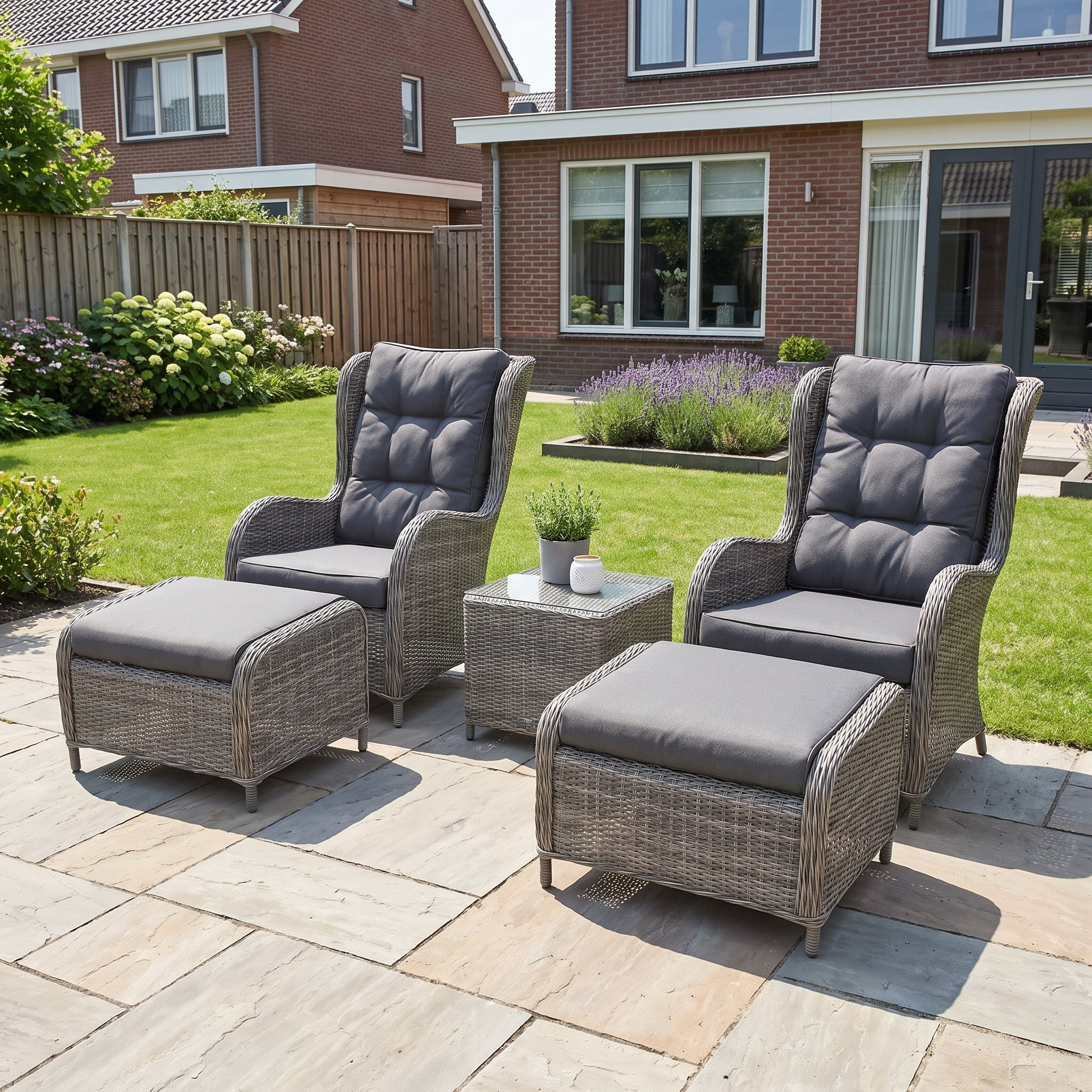 Phoenix Loungeset - Kobo Grey in einem stimmungsvollen Garten - Outnest Gartenmöbel