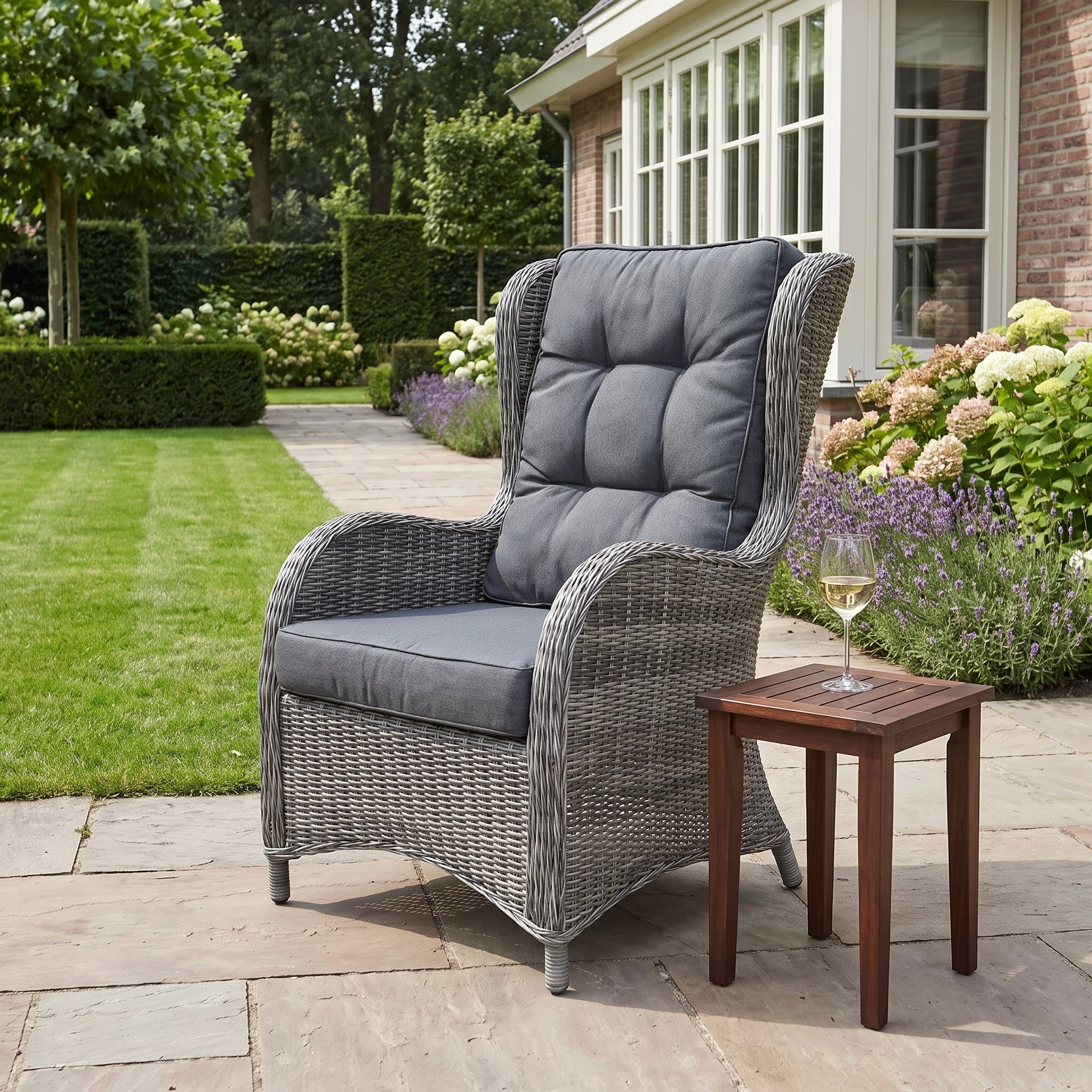 Phoenix Loungestoel - Kobo Grey in einem stimmungsvollen Garten - Outnest Gartenmöbel