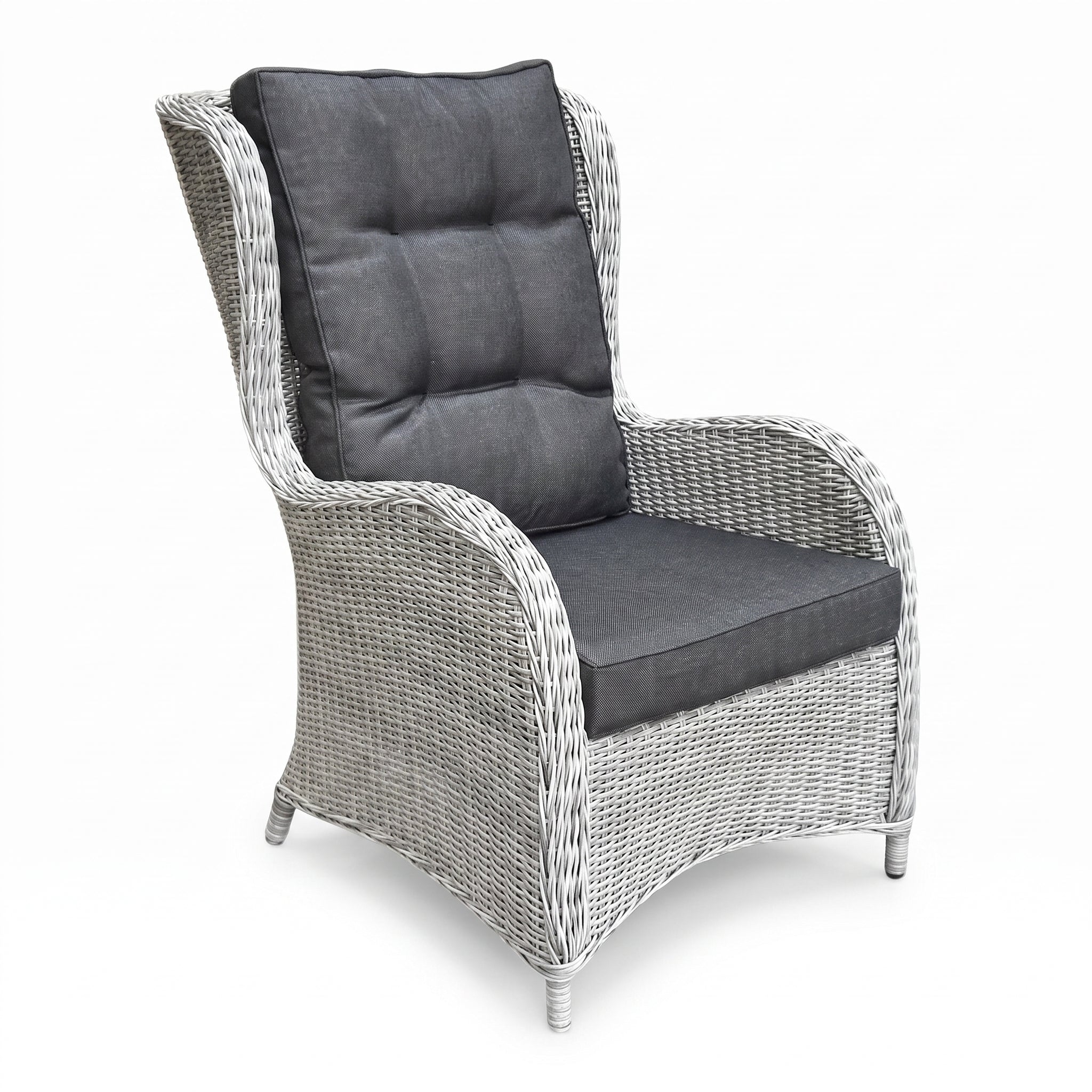 Phoenix Loungestoel - Light Kobo Grey in einem stimmungsvollen Garten - Outnest Gartenmöbel