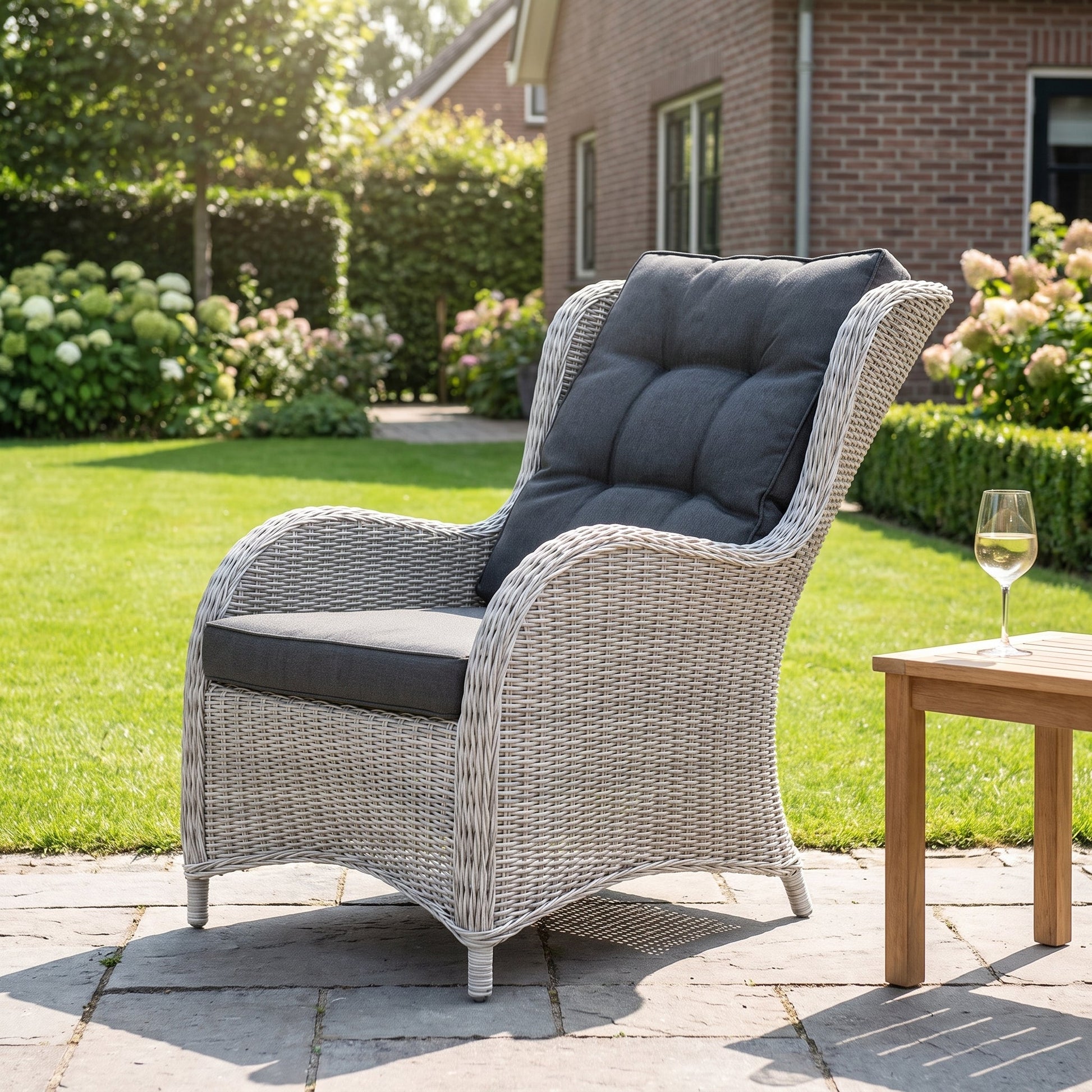 Phoenix Loungestoel - Light Kobo Grey in einem stimmungsvollen Garten - Outnest Gartenmöbel