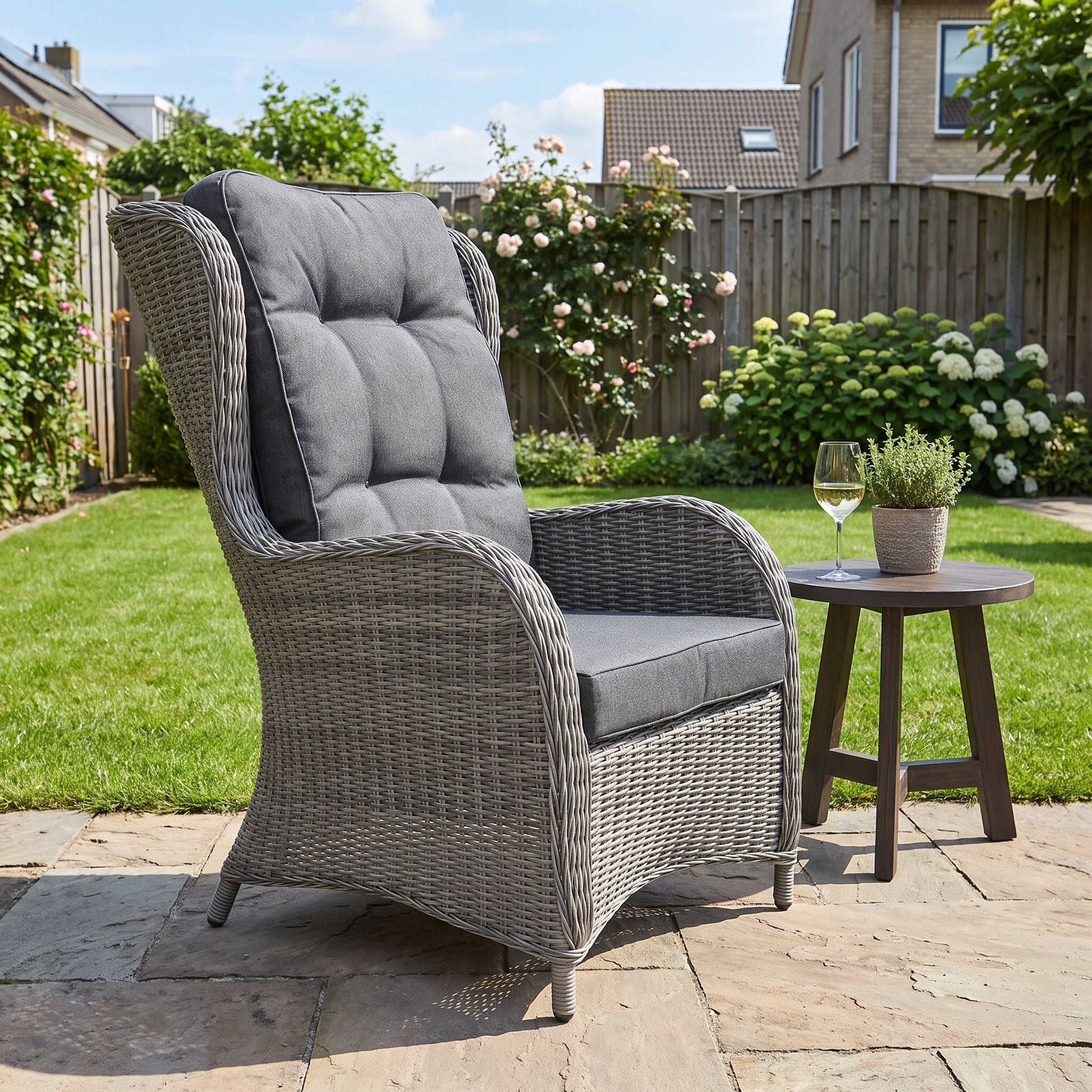 Phoenix Loungestoel - Natural Grey in einem stimmungsvollen Garten - Outnest Gartenmöbel