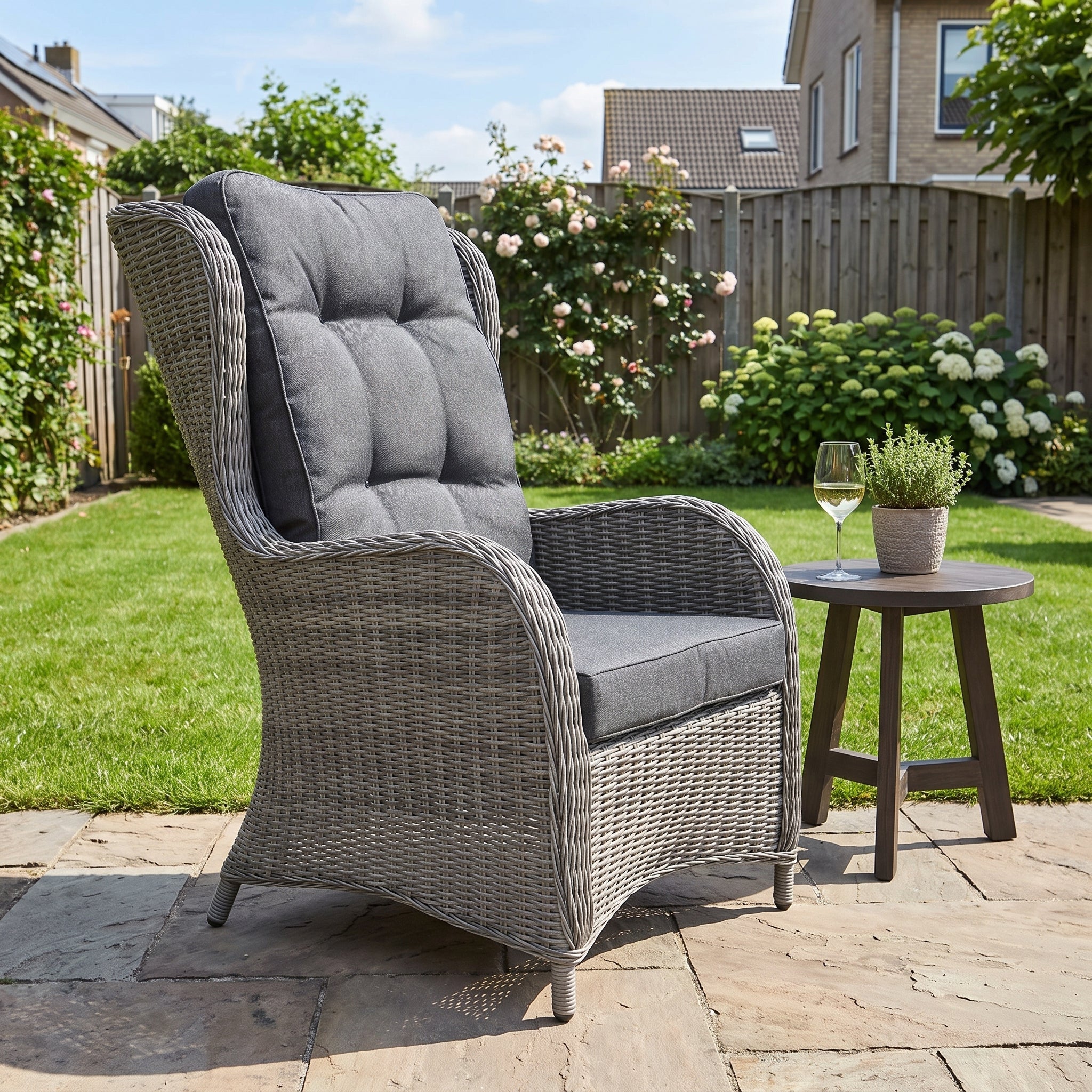 Phoenix Loungestoel - Natural Grey in einem stimmungsvollen Garten - Outnest Gartenmöbel