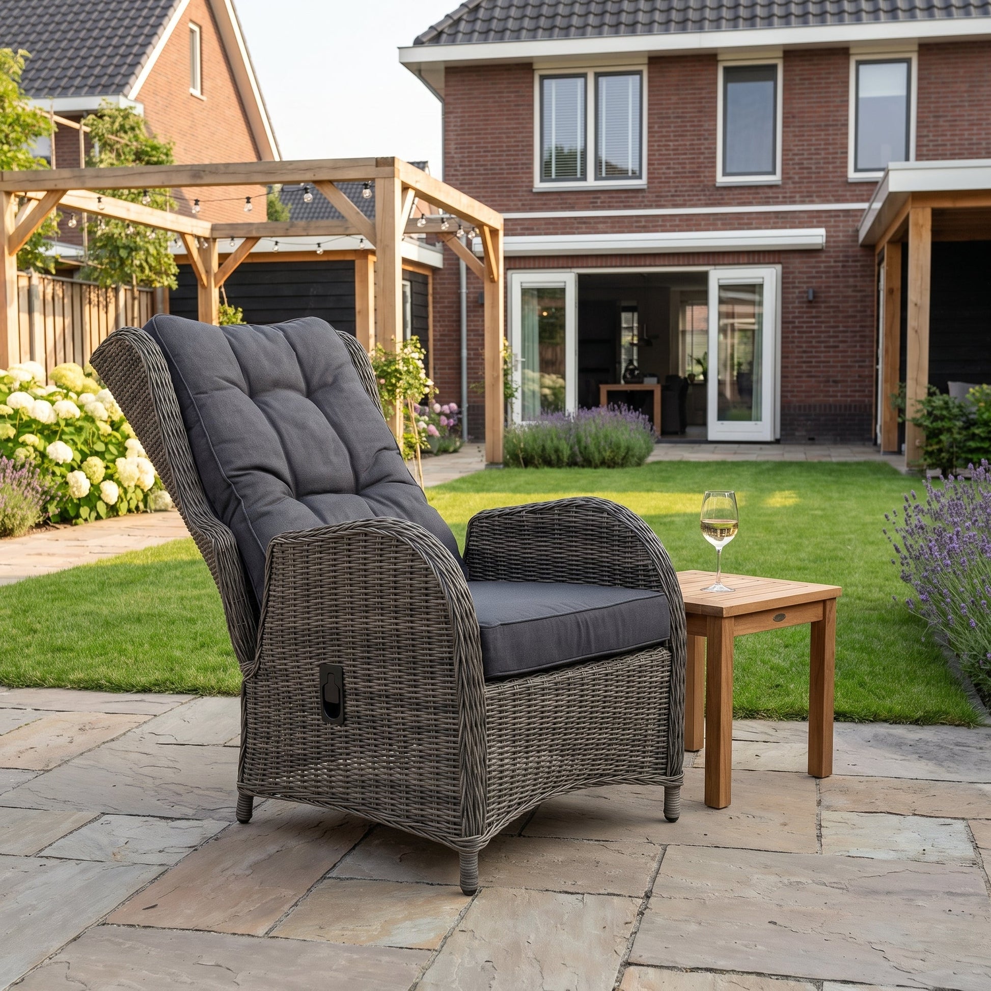 Phoenix Verstelbare Loungestoel Kobo Grey in einem stimmungsvollen Garten - Outnest Gartenmöbel