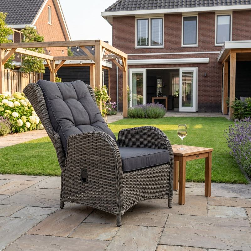 Phoenix Verstelbare Loungestoel Kobo Grey in einem stimmungsvollen Garten - Outnest Gartenmöbel