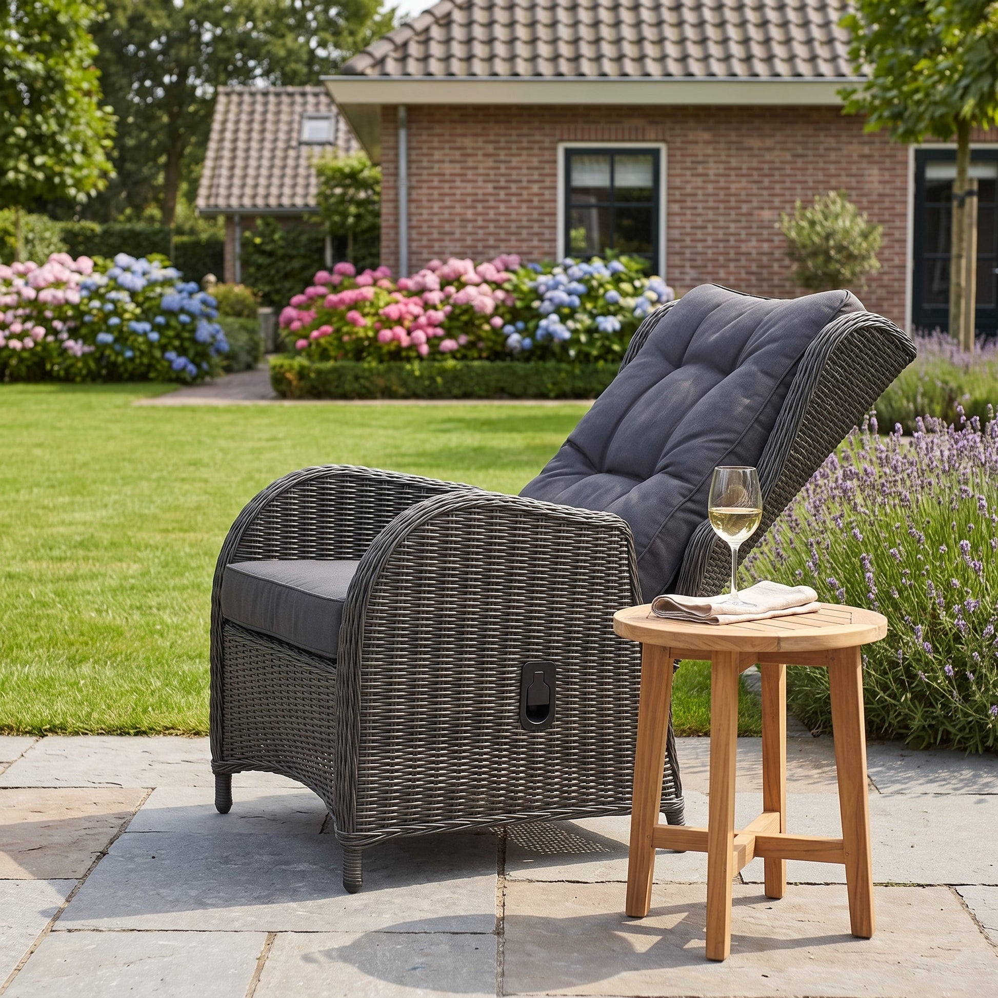 Phoenix Verstelbare Loungestoel Rock Grey in einem stimmungsvollen Garten - Outnest Gartenmöbel