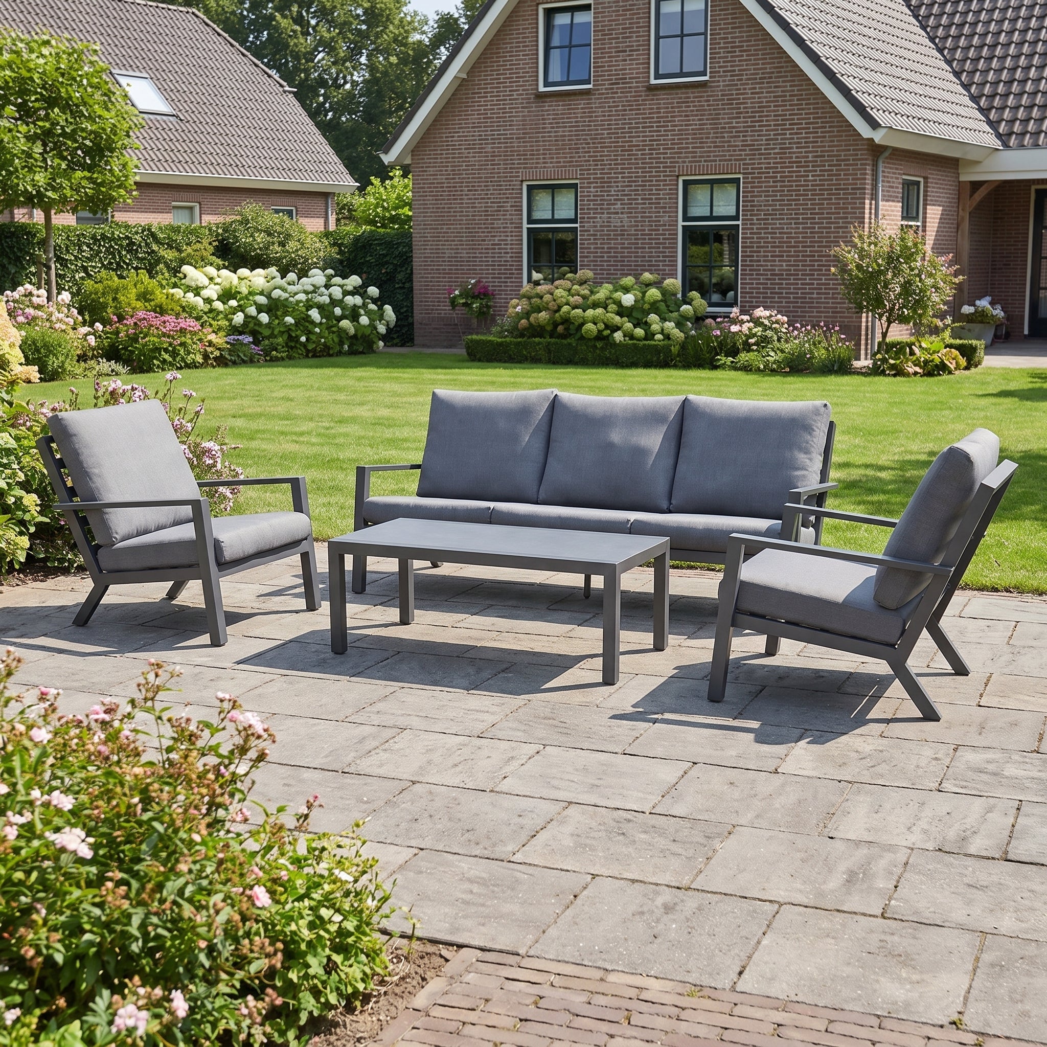 Pollencia Loungeset 3-zits + 2 stoelen in einem stimmungsvollen Garten - Outnest Gartenmöbel