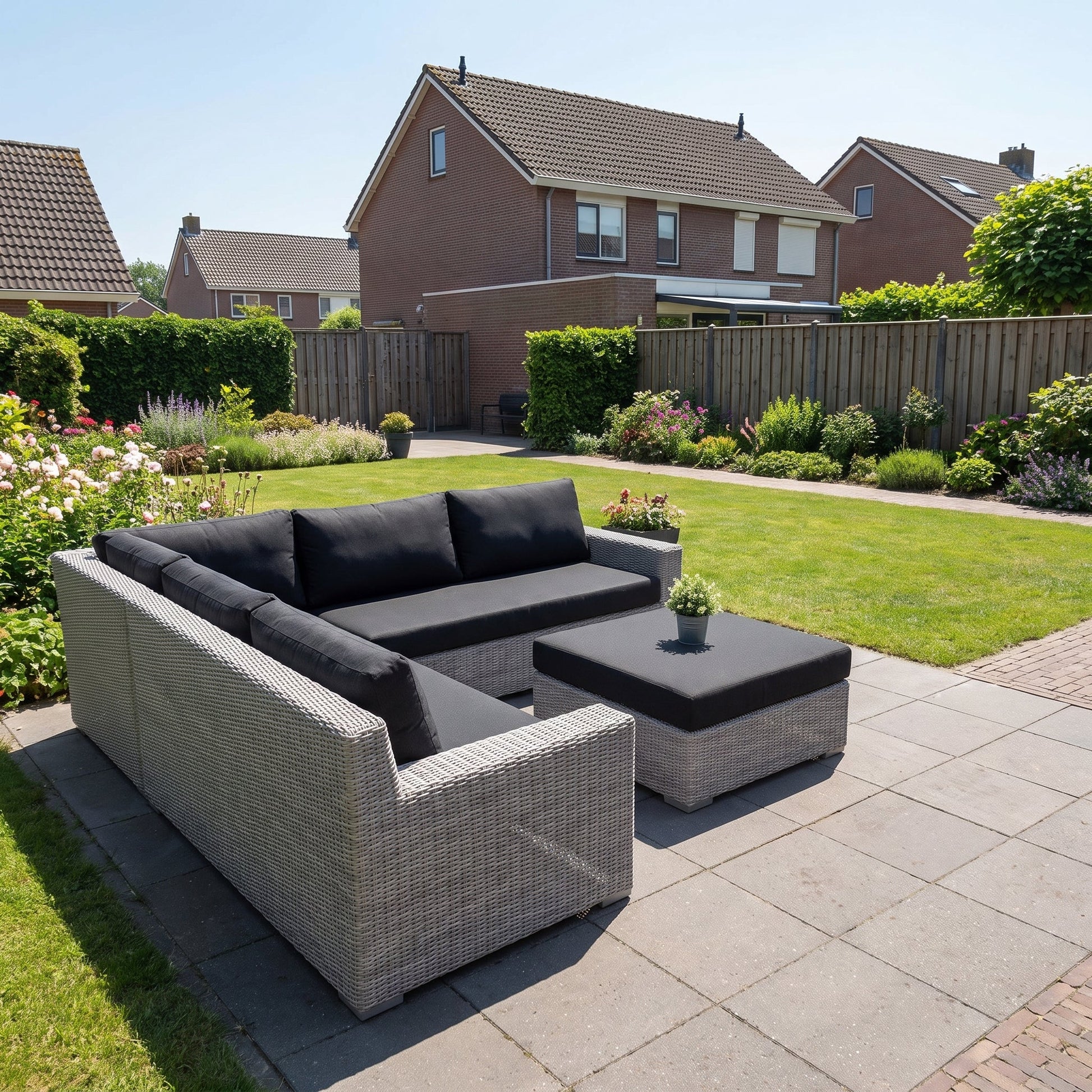 Riga Hoek Loungeset - Light Kobo Grey in einem stimmungsvollen Garten - Outnest Gartenmöbel