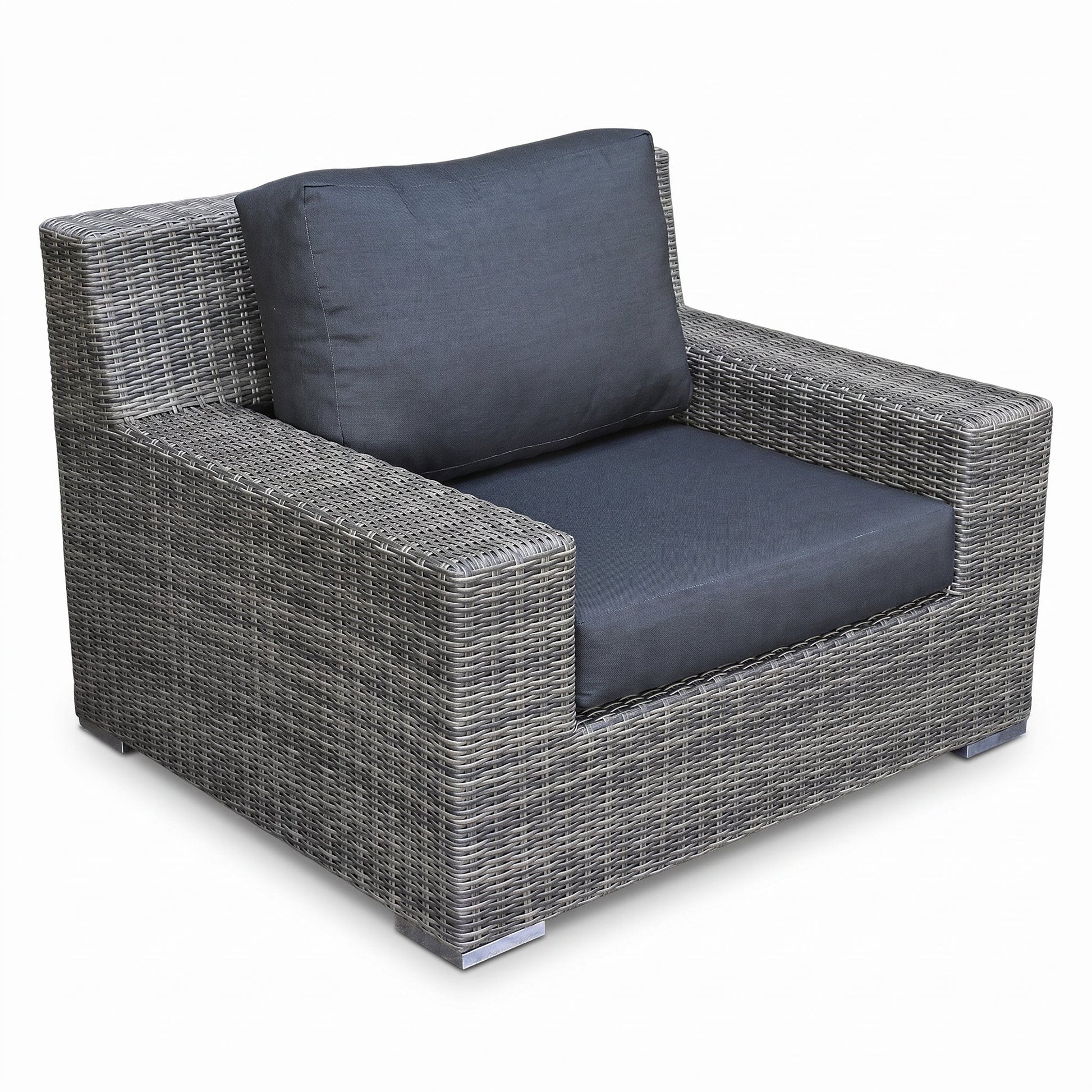 Riga Loungestoel - Kobo Grey in einem stimmungsvollen Garten - Outnest Gartenmöbel