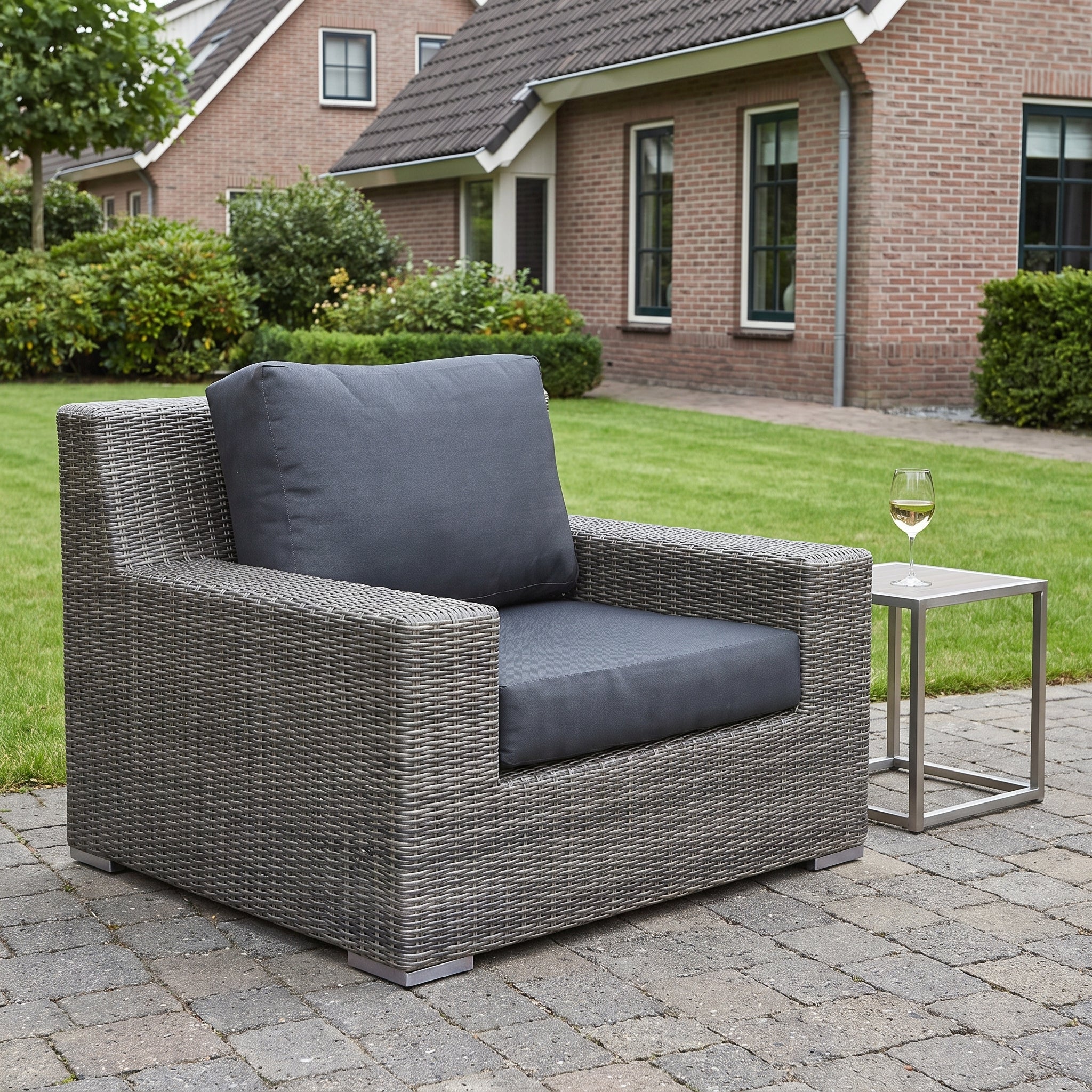 Riga Loungestoel - Kobo Grey in einem stimmungsvollen Garten - Outnest Gartenmöbel