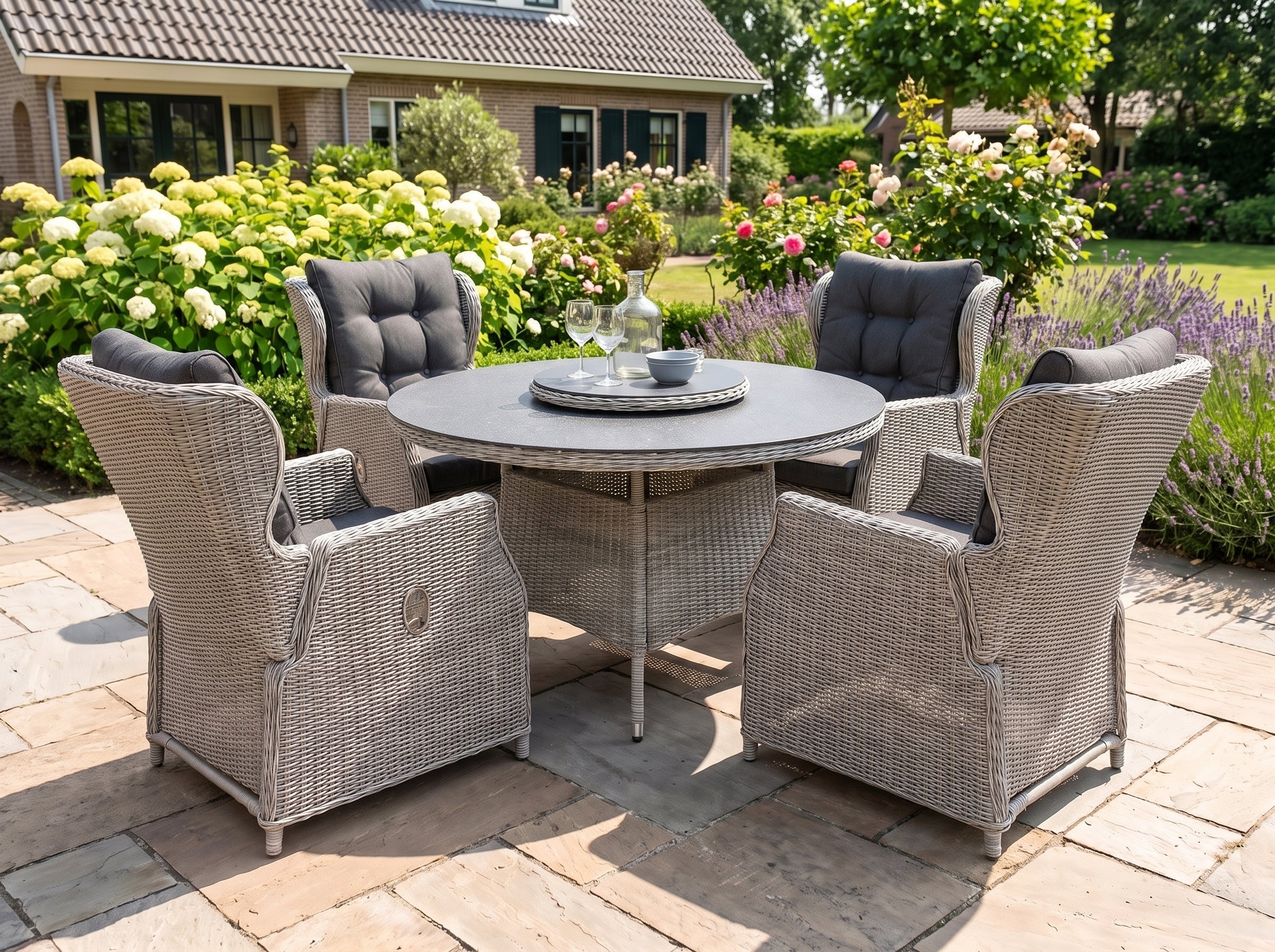 Rio-Barcelona Verstelbare Tuinset 4 Personen - Spraystone / Light Kobo Grey in einem stimmungsvollen Garten - Outnest