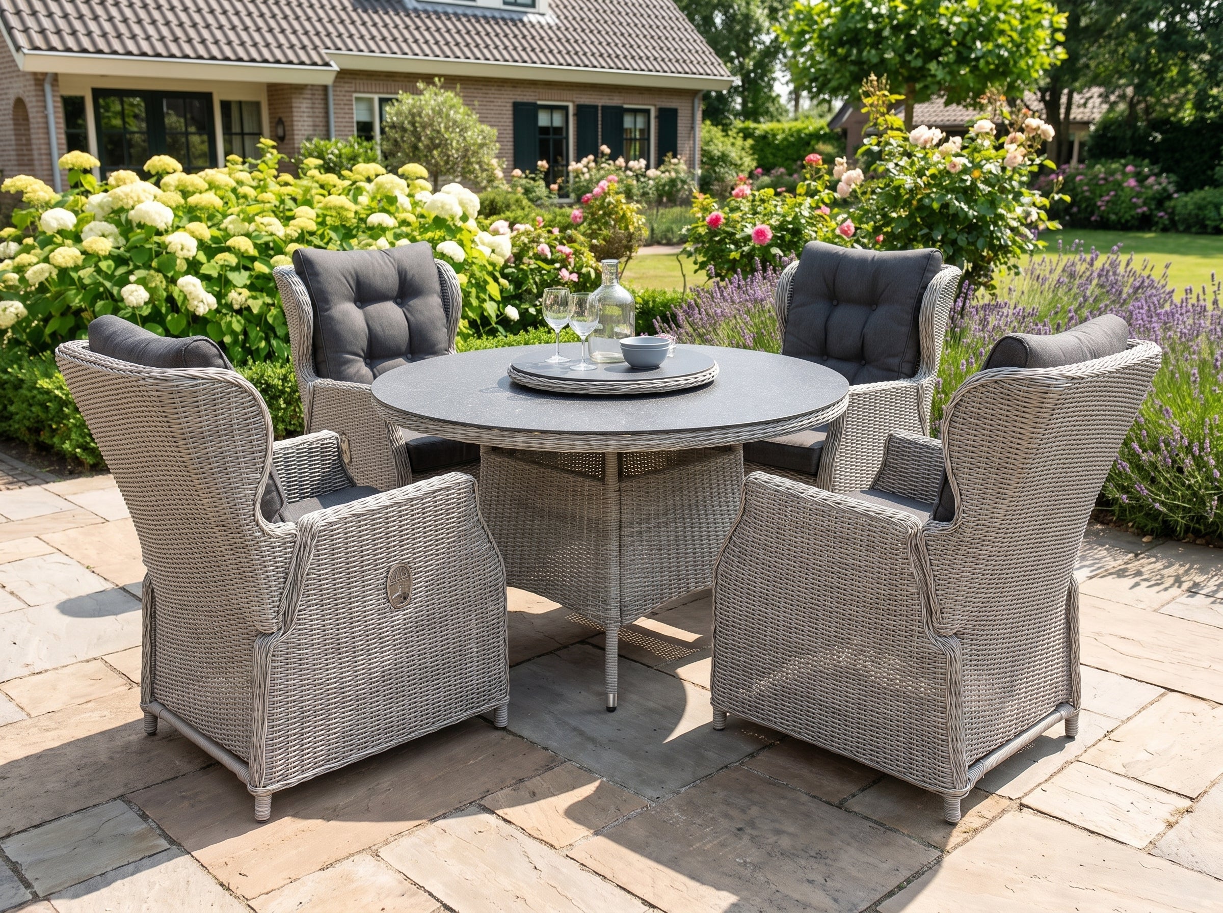 Rio-Barcelona Verstelbare Tuinset 4 Personen - Spraystone / Light Kobo Grey in einem stimmungsvollen Garten - Outnest