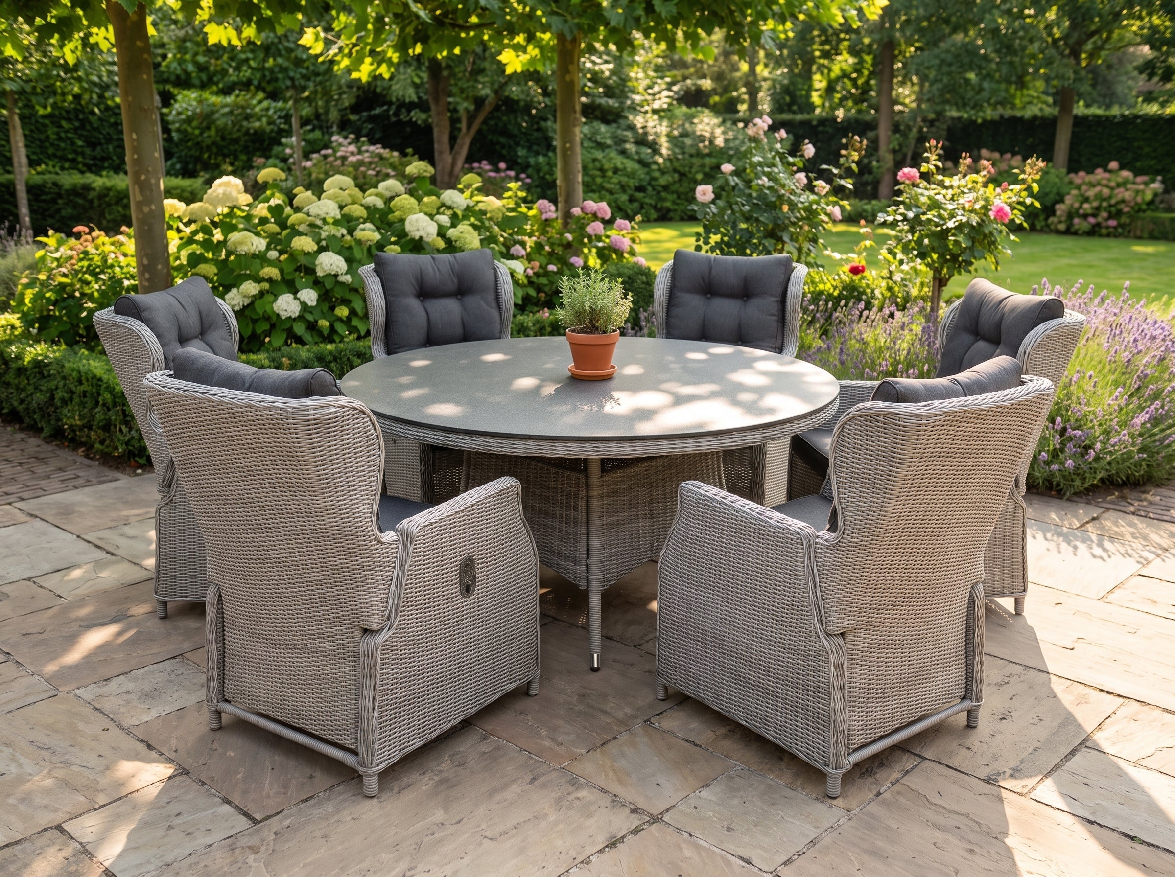 Rio-Barcelona Verstelbare Tuinset 6 Personen - Spraystone / Light Kobo Grey in einem stimmungsvollen Garten - Outnest