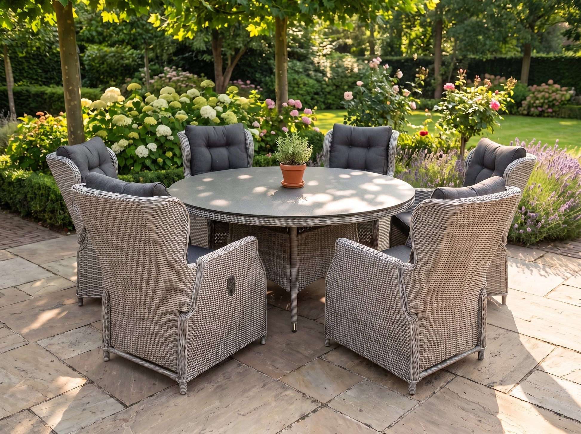 Rio-Barcelona Verstelbare Tuinset 6 Personen - Spraystone / Light Kobo Grey in einem stimmungsvollen Garten - Outnest
