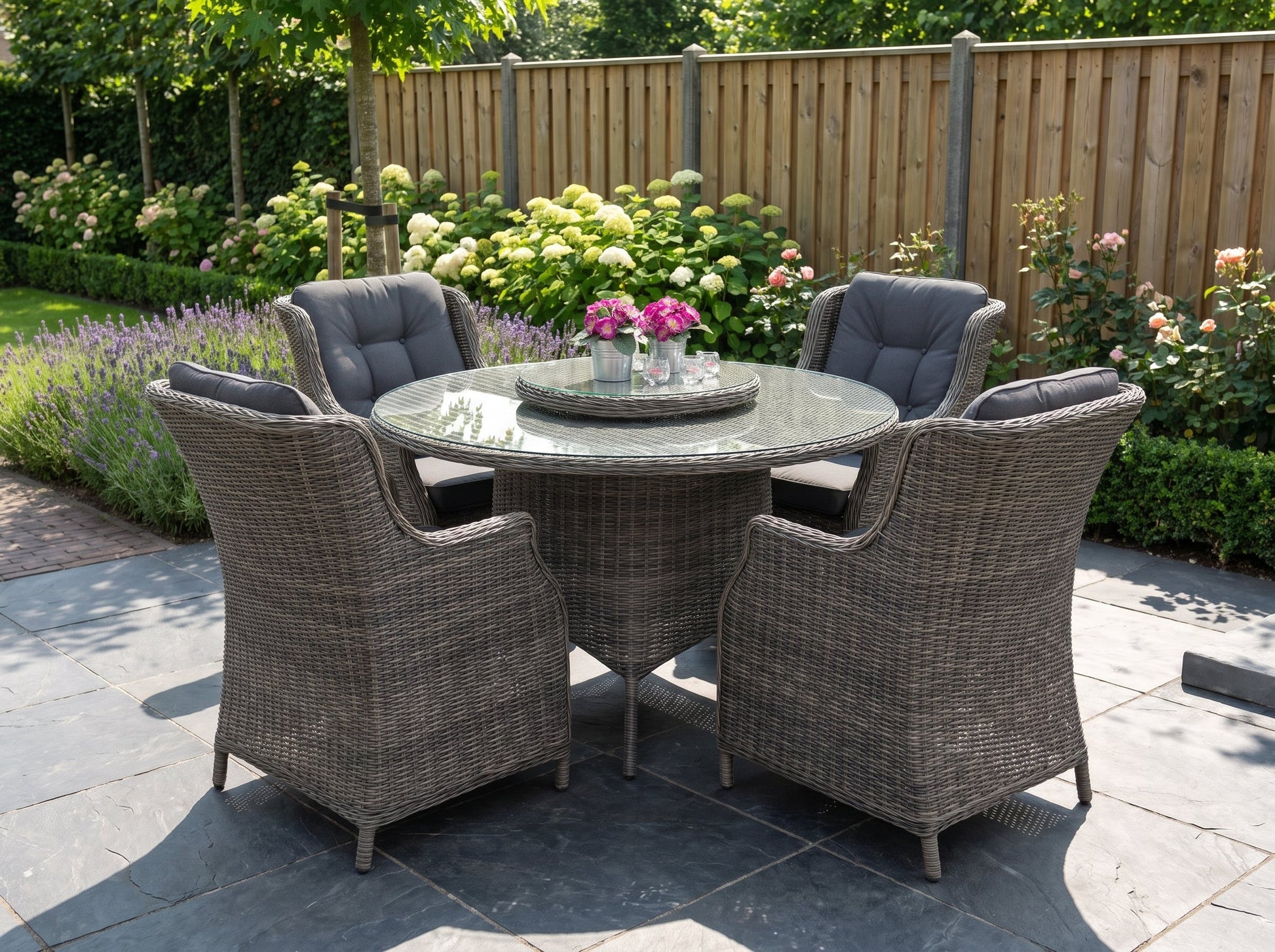 Rio-Darwin Tuinset 4 Personen - Glas / Kobo Grey in einem stimmungsvollen Garten - Outnest Gartenmöbel