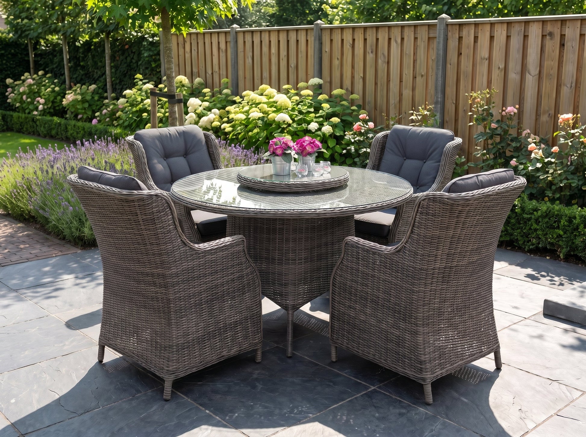 Rio-Darwin Tuinset 4 Personen - Glas / Kobo Grey in einem stimmungsvollen Garten - Outnest Gartenmöbel
