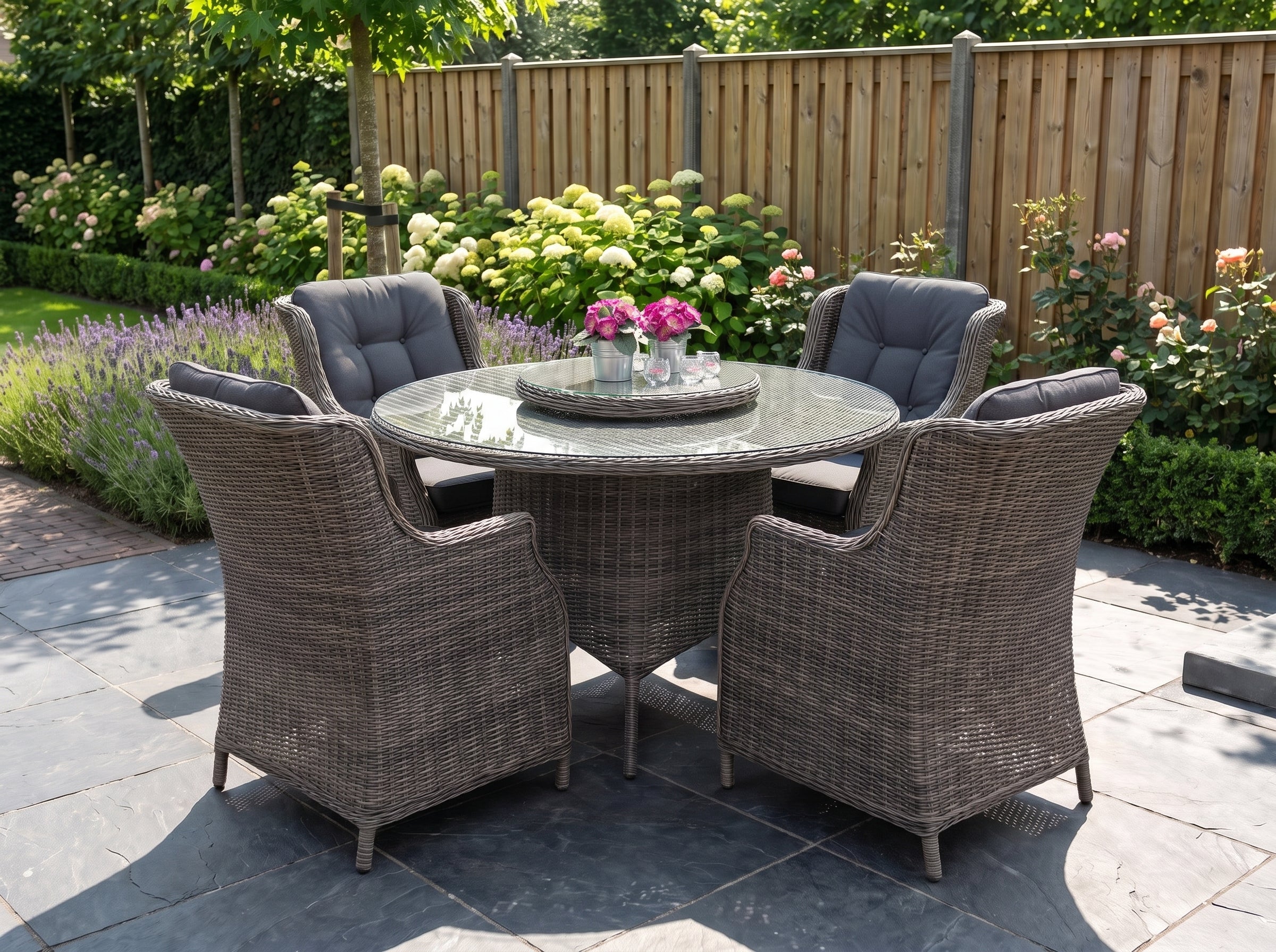 Rio-Darwin Tuinset 4 Personen - Glas / Kobo Grey in einem stimmungsvollen Garten - Outnest Gartenmöbel