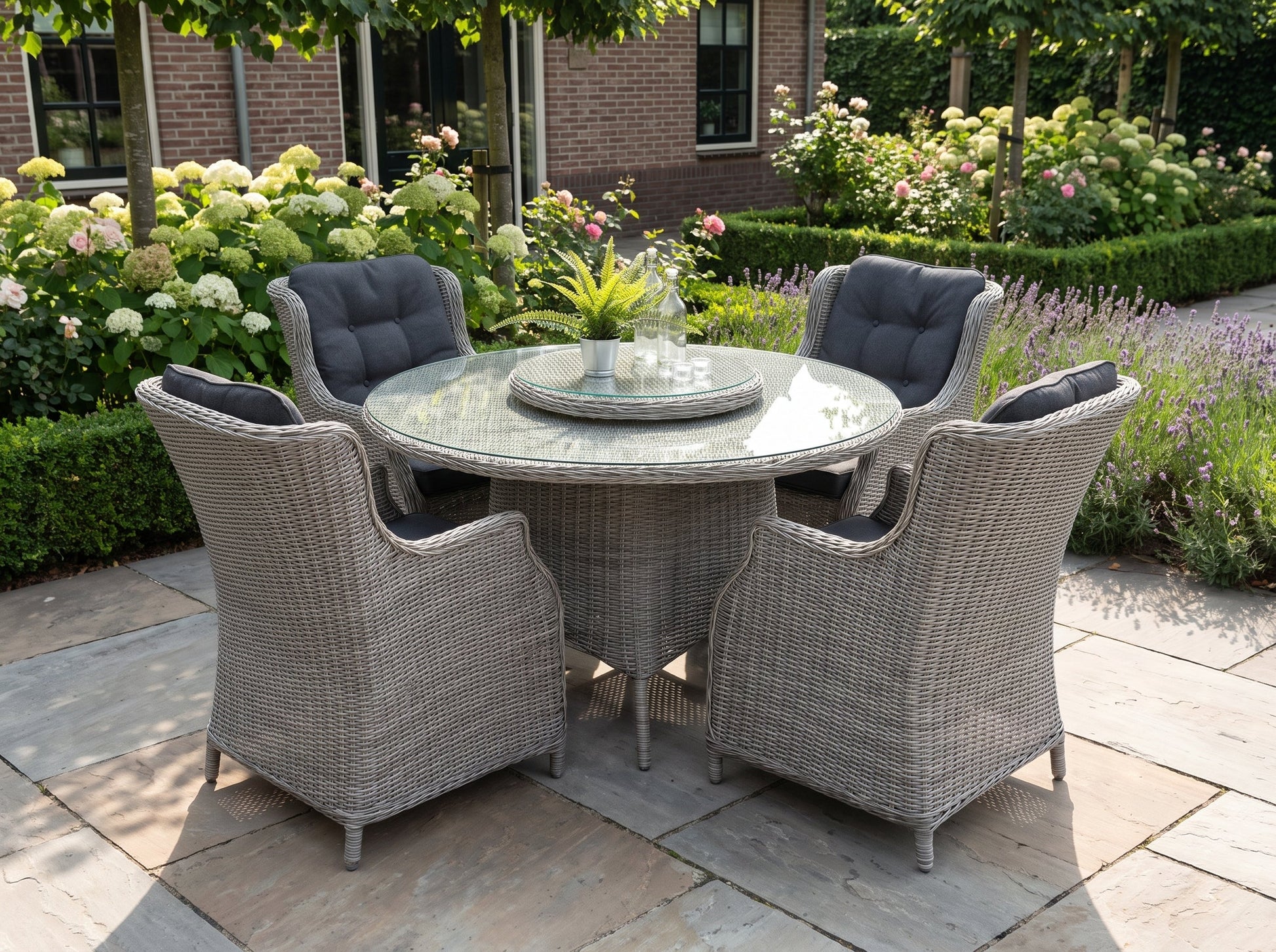 Rio-Darwin Tuinset 4 Personen - Glas / Light Kobo Grey in einem stimmungsvollen Garten - Outnest Gartenmöbel