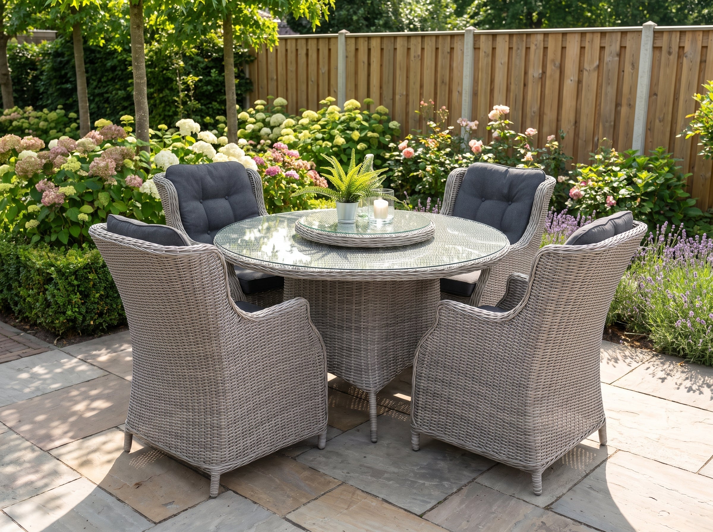 Rio-Darwin Tuinset 4 Personen - Glas / Light Kobo Grey in einem stimmungsvollen Garten - Outnest Gartenmöbel