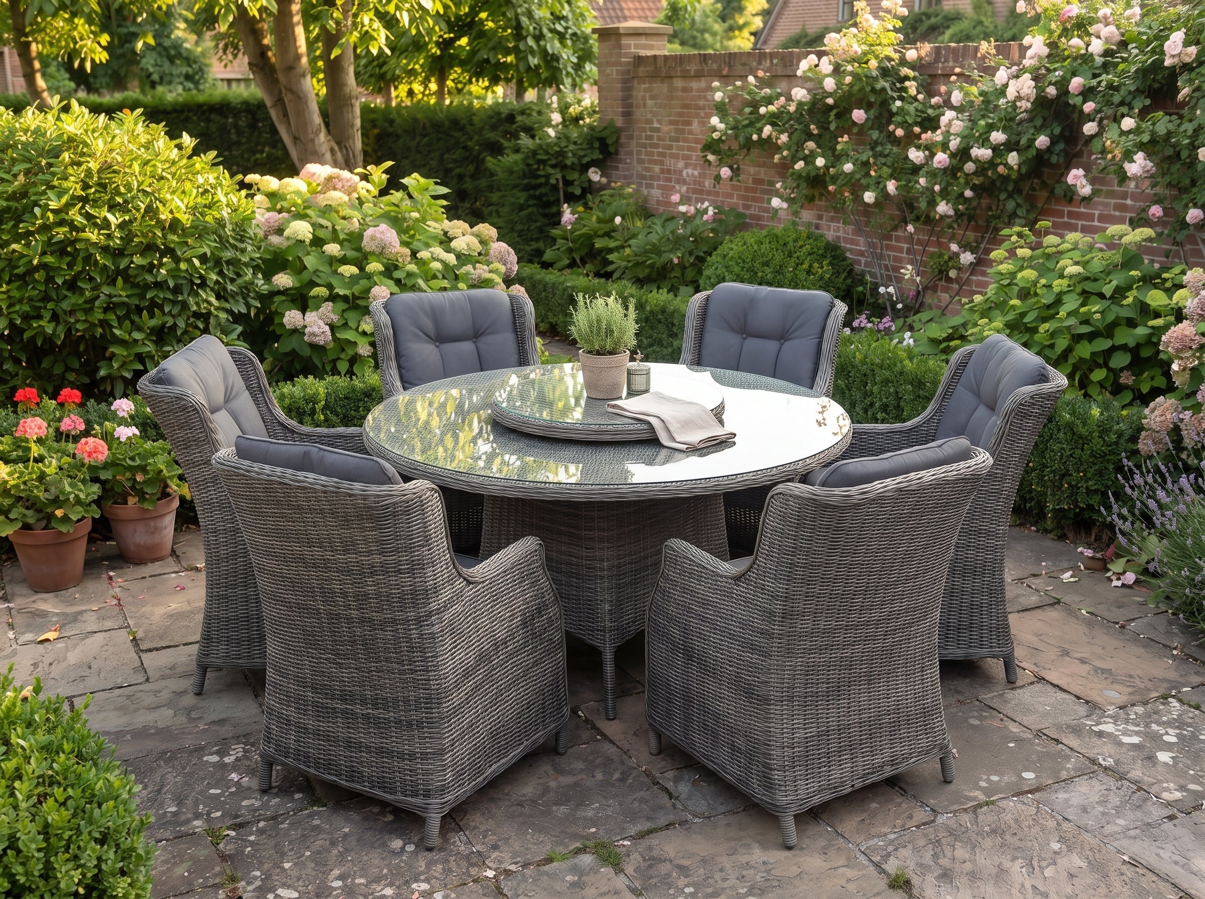 Rio-Darwin Tuinset 6 Personen - Glas / Kobo Grey in einem stimmungsvollen Garten - Outnest Gartenmöbel