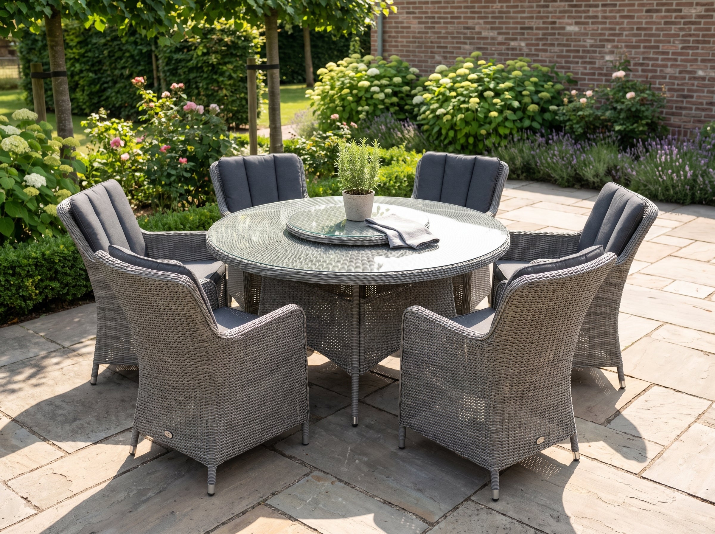 Rio-Darwin Tuinset 6 Personen - Glas / Kobo Grey in einem stimmungsvollen Garten - Outnest Gartenmöbel