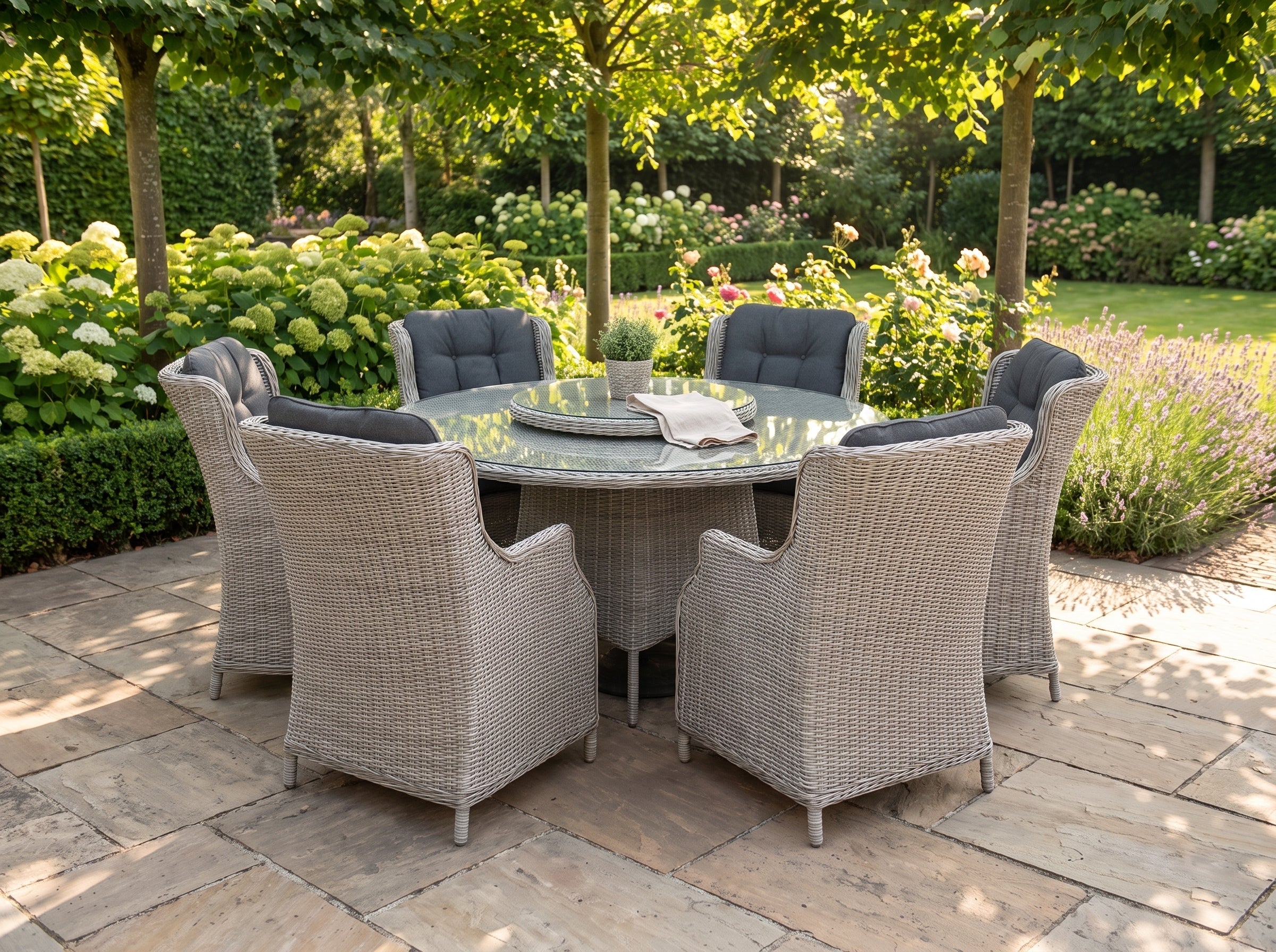 Rio-Darwin Tuinset 6 Personen - Glas / Light Kobo Grey in einem stimmungsvollen Garten - Outnest Gartenmöbel