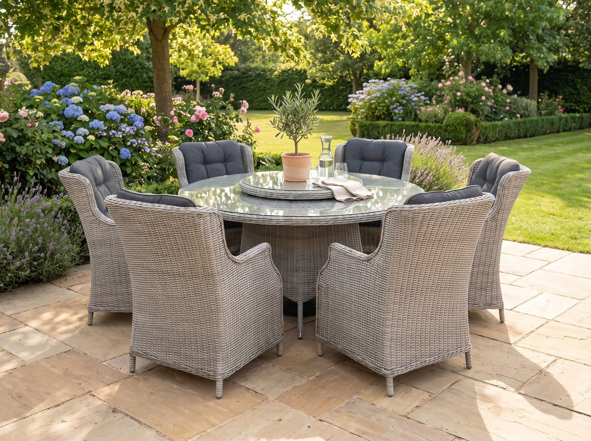 Rio-Darwin Tuinset 6 Personen - Glas / Light Kobo Grey in einem stimmungsvollen Garten - Outnest Gartenmöbel