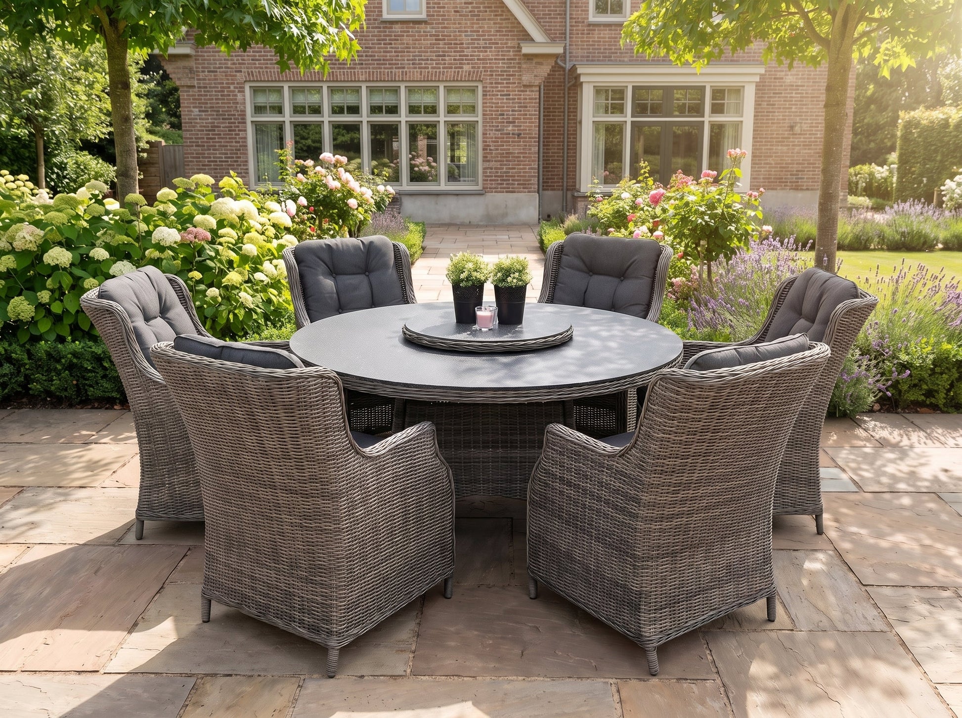 Rio-Darwin Tuinset 6 Personen - Spraystone / Kobo Grey in einem stimmungsvollen Garten - Outnest Gartenmöbel