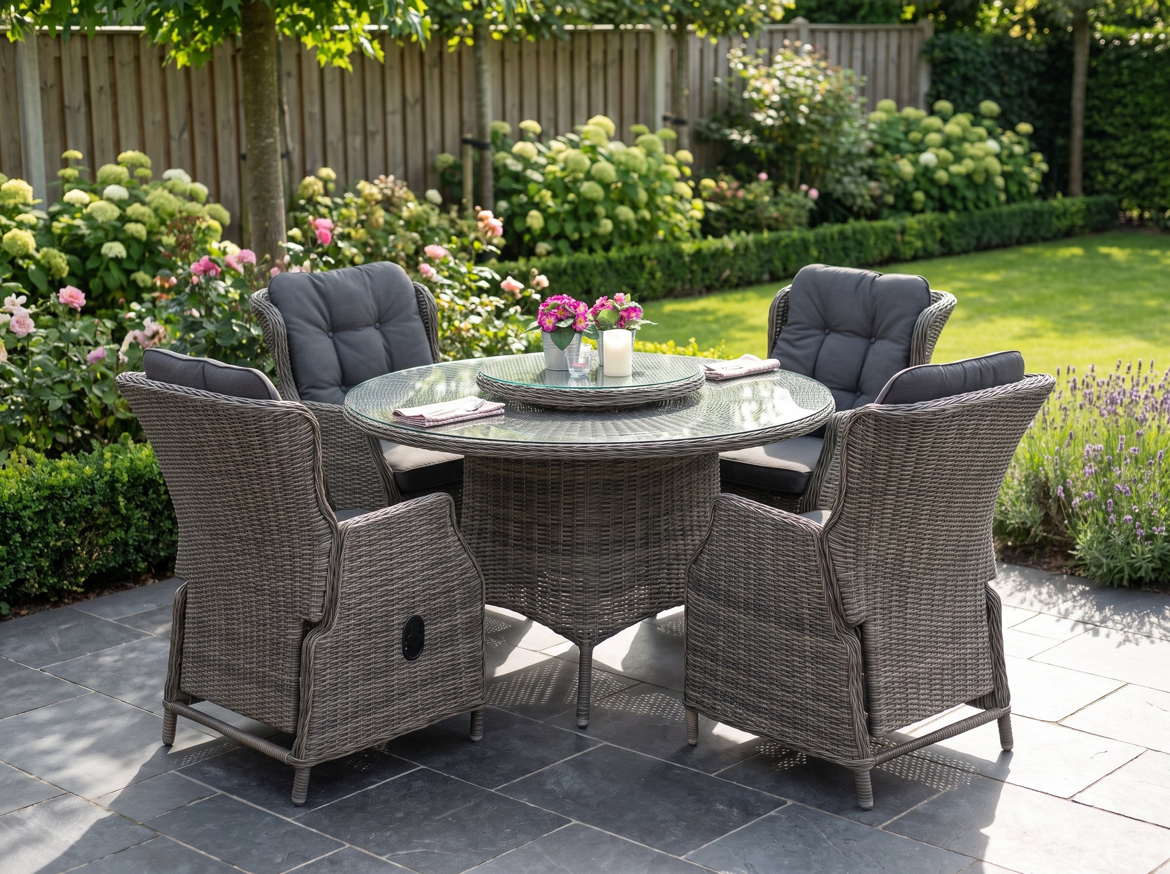 Rio-Darwin Verstelbare Tuinset 4 Personen - Glas / Kobo Grey in einem stimmungsvollen Garten - Outnest Gartenmöbel
