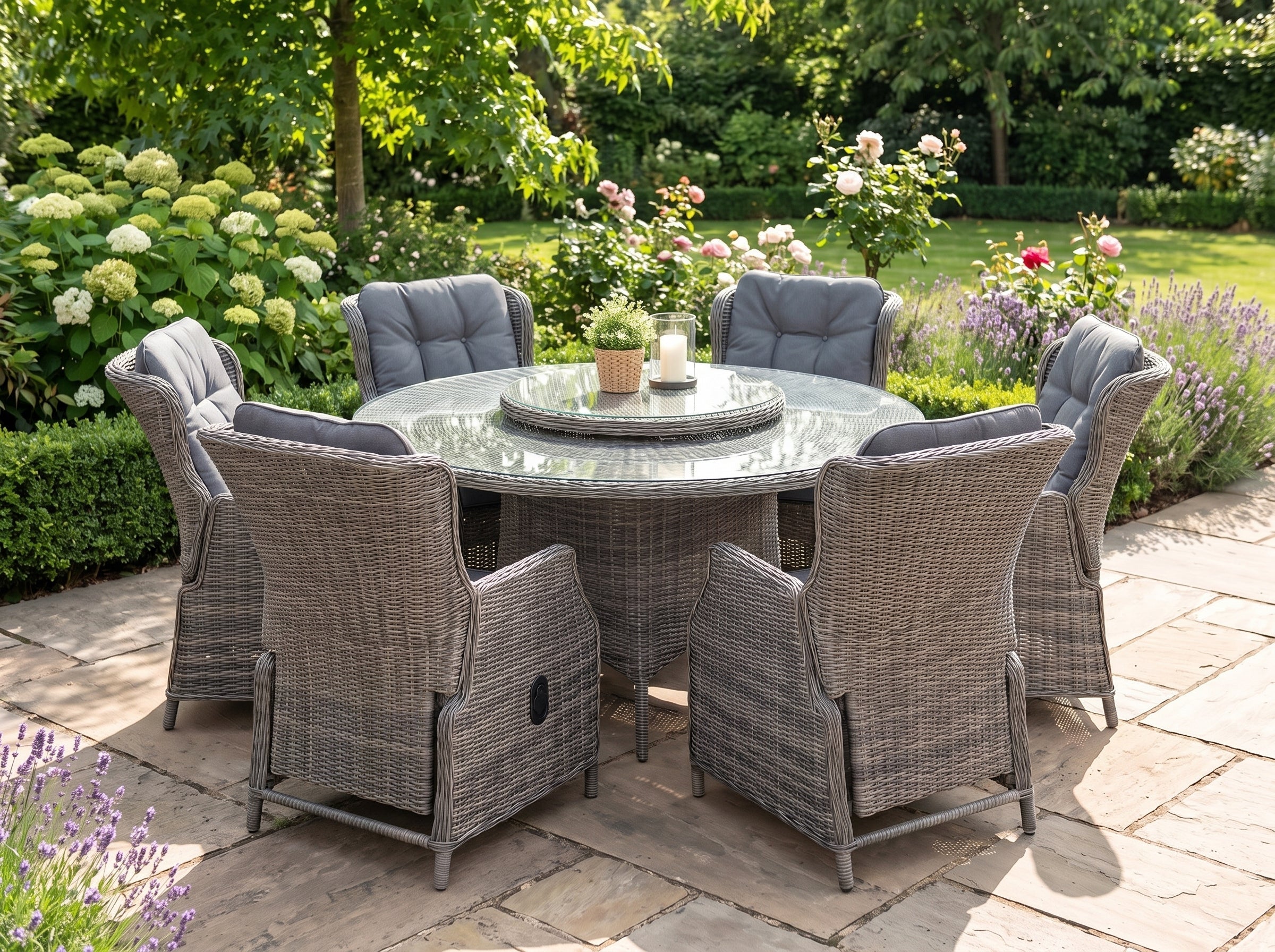 Rio-Darwin Verstelbare Tuinset 6 Personen - Glas / Kobo Grey in einem stimmungsvollen Garten - Outnest Gartenmöbel