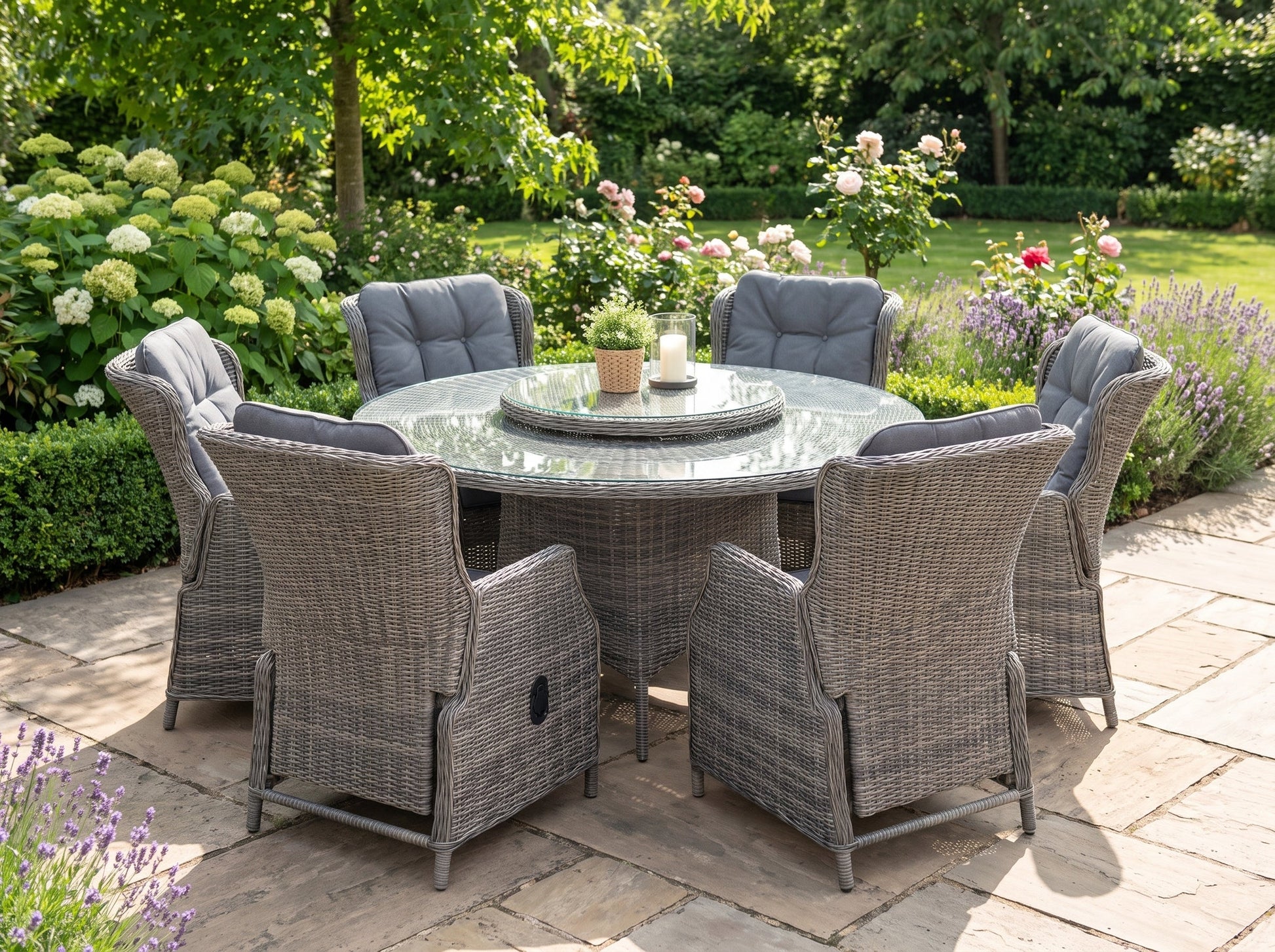 Rio-Darwin Verstelbare Tuinset 6 Personen - Glas / Kobo Grey in einem stimmungsvollen Garten - Outnest Gartenmöbel