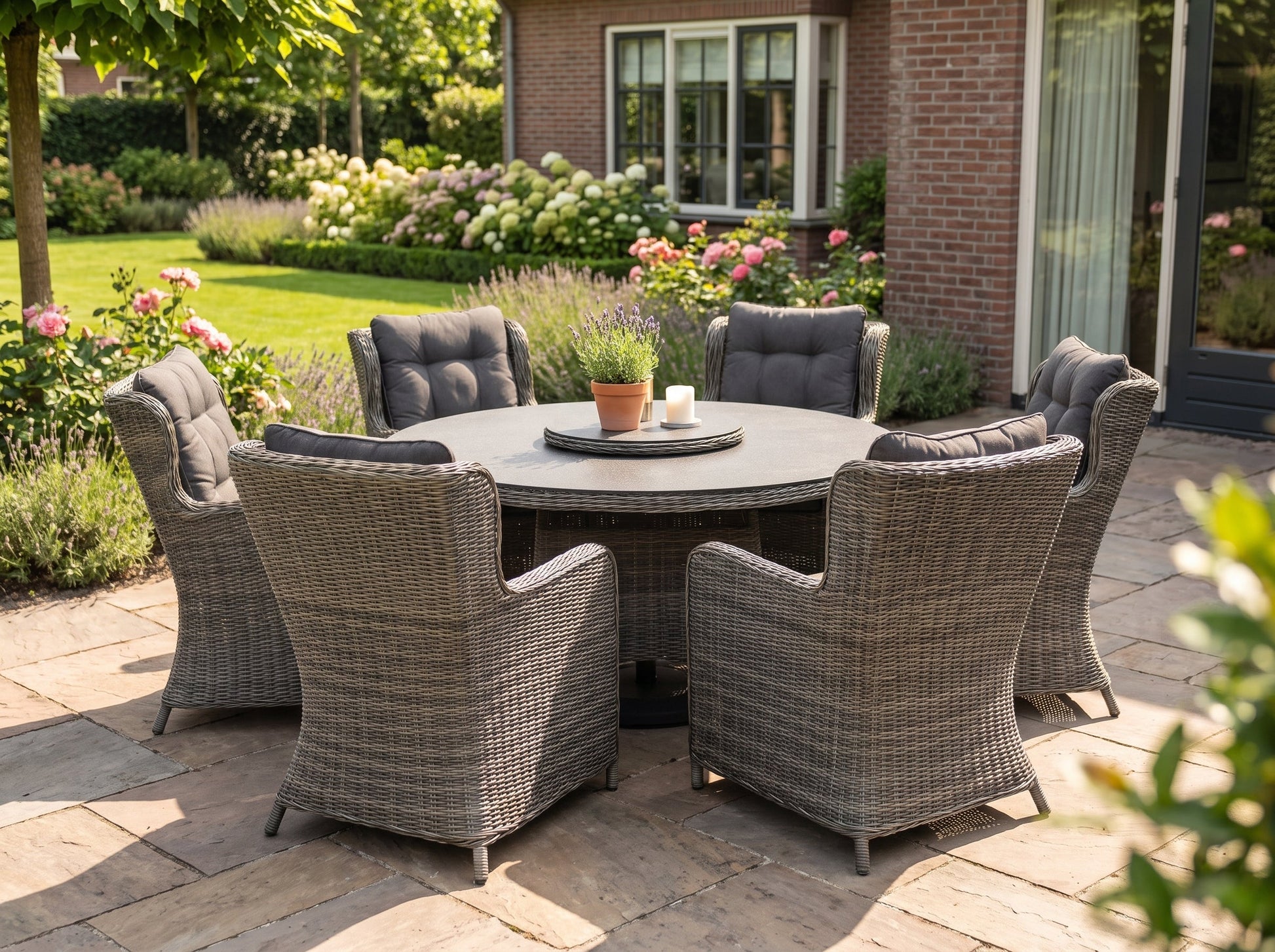 Rio-Delano Tuinset 6 Personen - Spraystone / Kobo Grey in einem stimmungsvollen Garten - Outnest Gartenmöbel