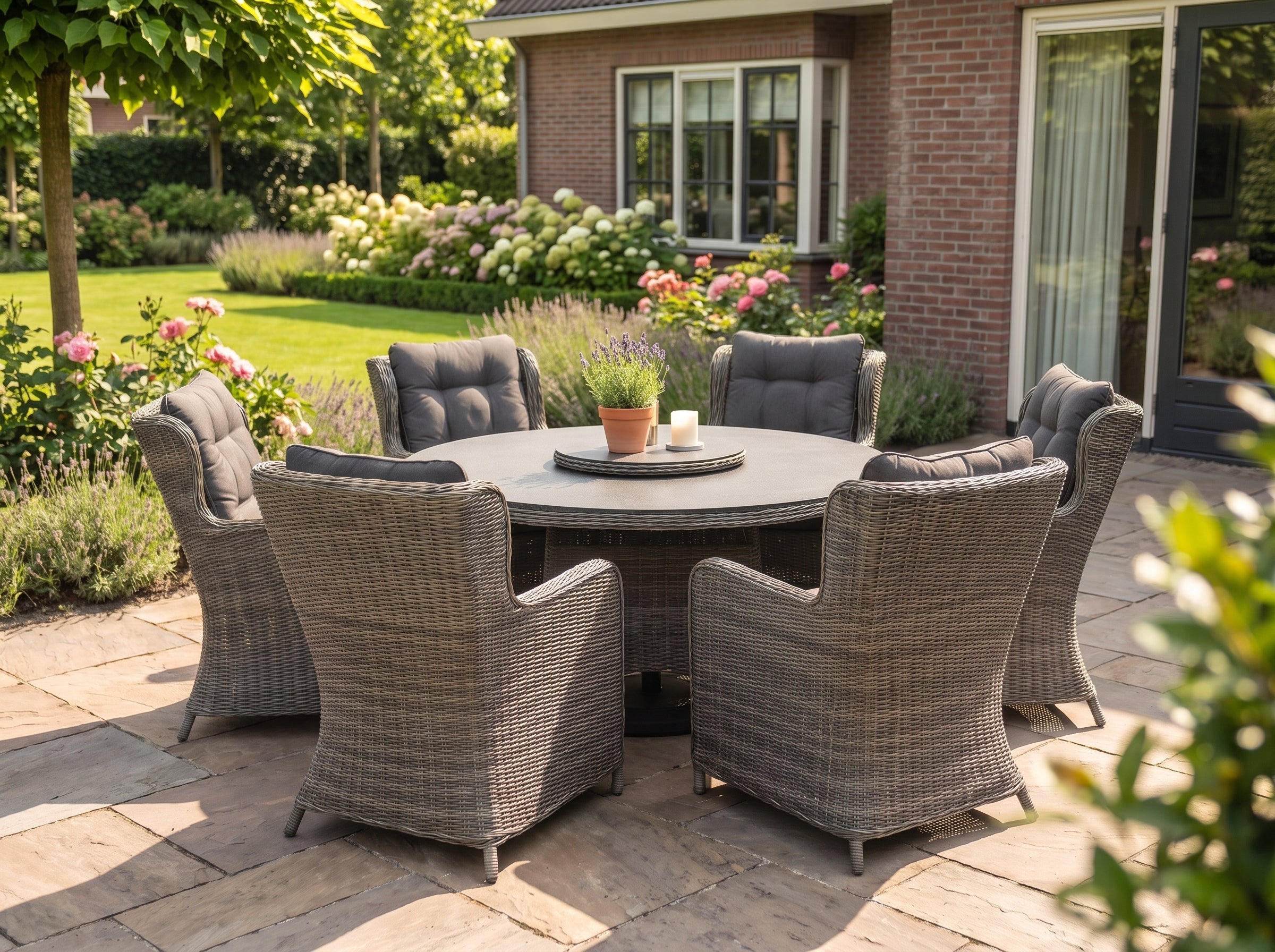 Rio-Delano Tuinset 6 Personen - Spraystone / Kobo Grey in einem stimmungsvollen Garten - Outnest Gartenmöbel