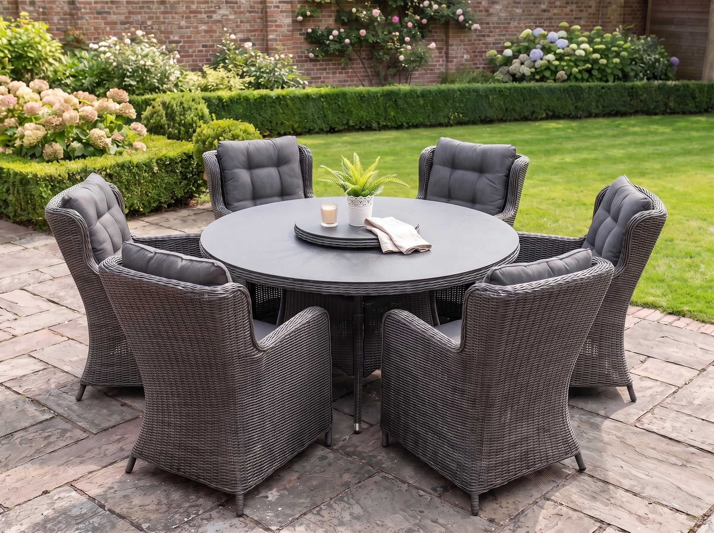 Rio-Delano Tuinset 6 Personen - Spraystone / Rock Grey in einem stimmungsvollen Garten - Outnest Gartenmöbel