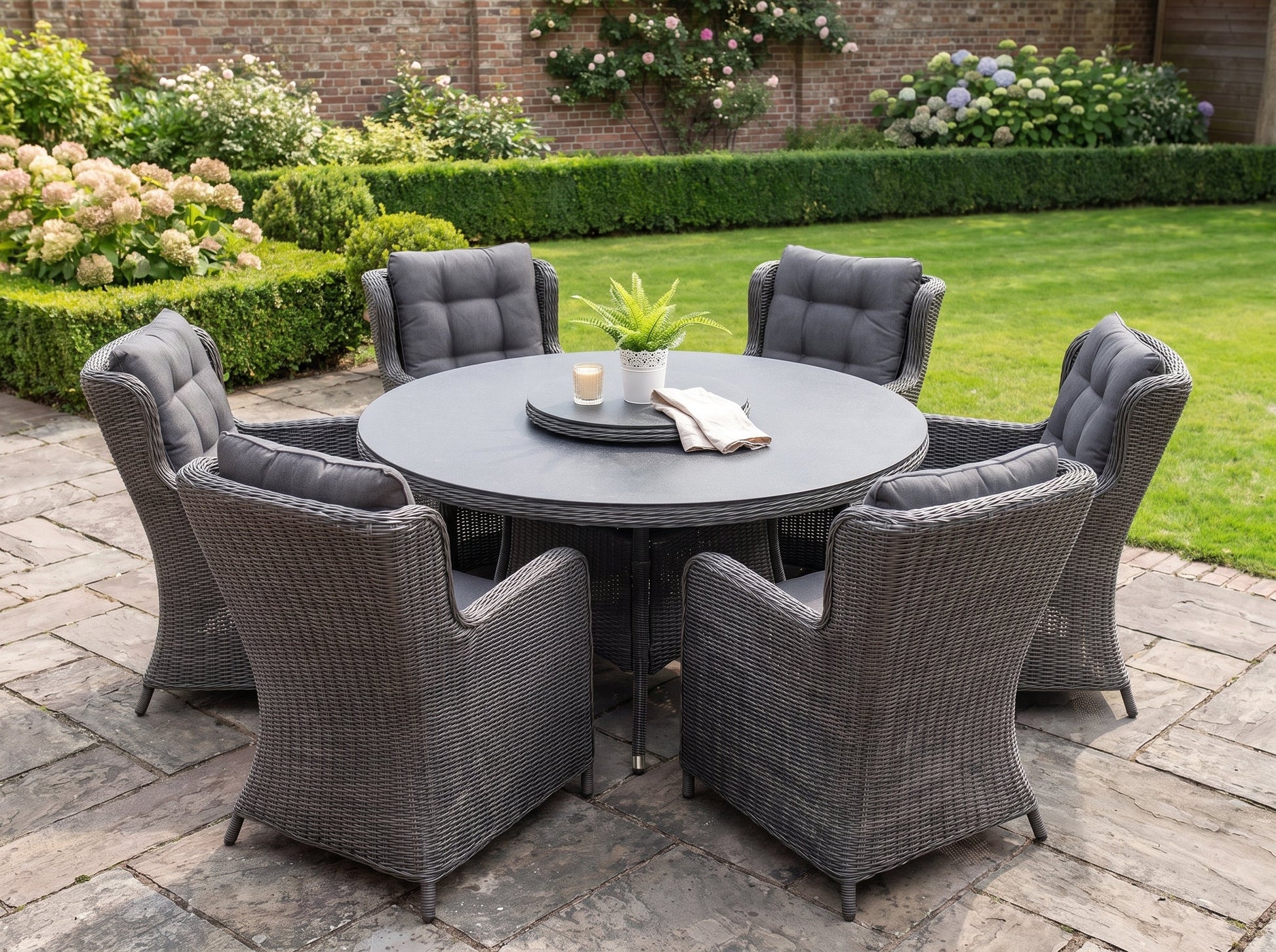 Rio-Delano Tuinset 6 Personen - Spraystone / Rock Grey in einem stimmungsvollen Garten - Outnest Gartenmöbel
