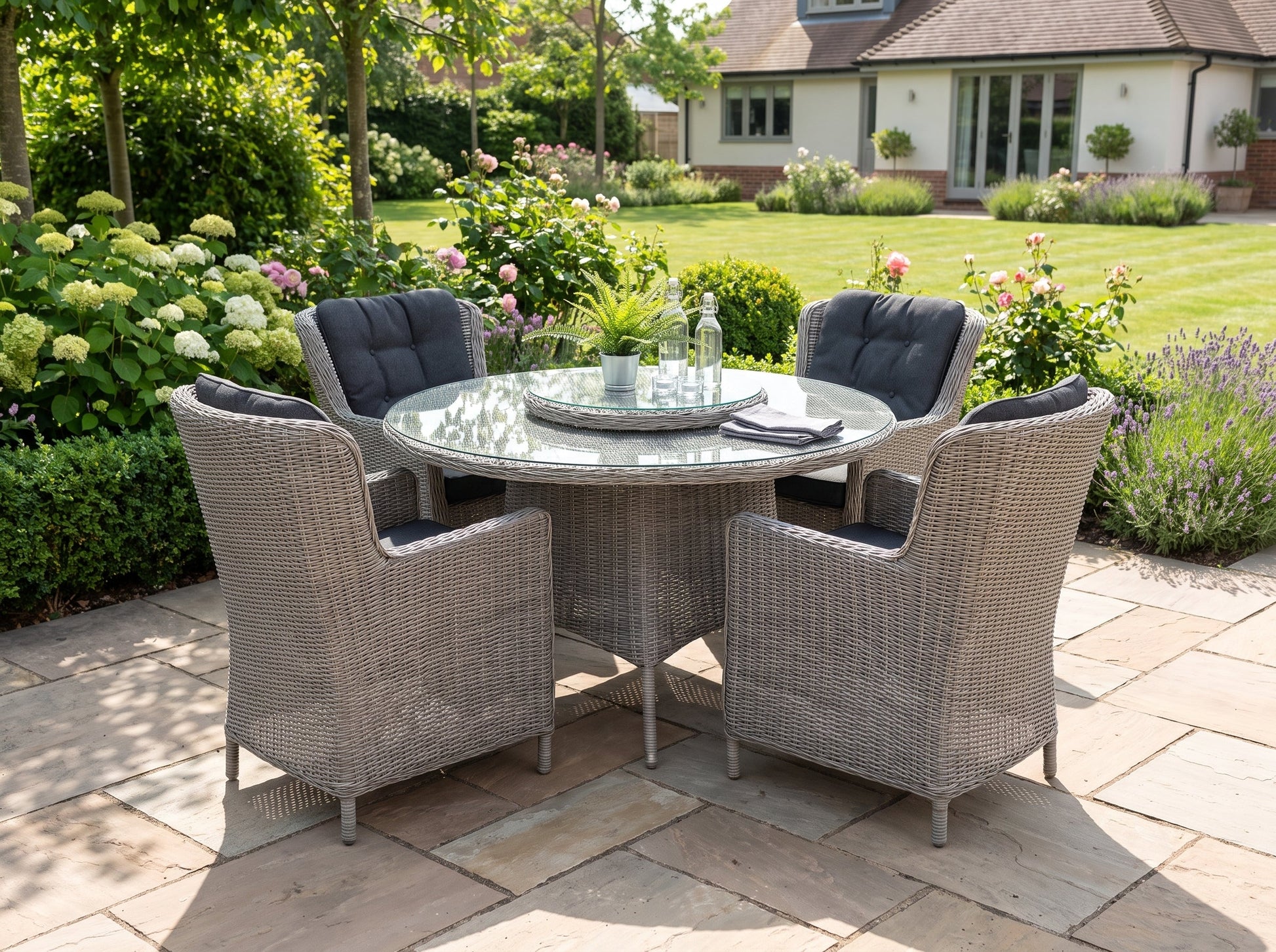 Rio-Marina Tuinset 4 Personen - Glas / Light Kobo Grey in einem stimmungsvollen Garten - Outnest Gartenmöbel