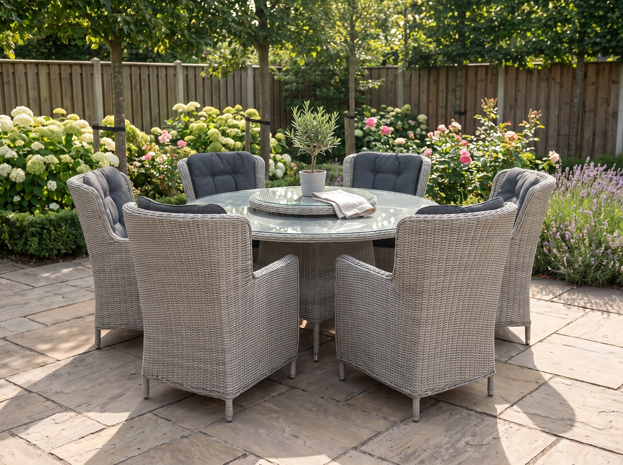Rio-Marina Tuinset 6 Personen - Glas / Light Kobo Grey in einem stimmungsvollen Garten - Outnest Gartenmöbel