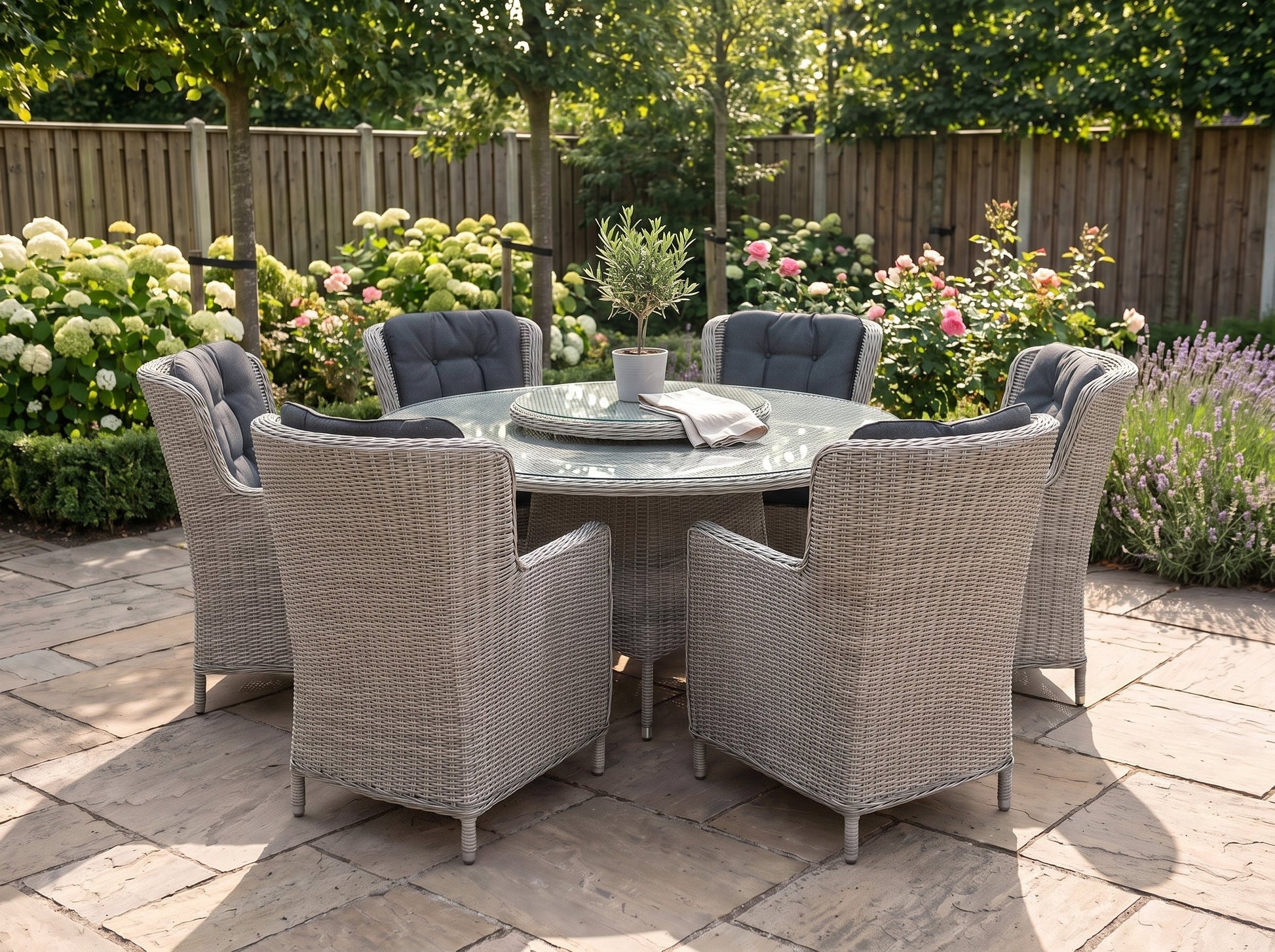 Rio-Marina Tuinset 6 Personen - Glas / Light Kobo Grey in einem stimmungsvollen Garten - Outnest Gartenmöbel