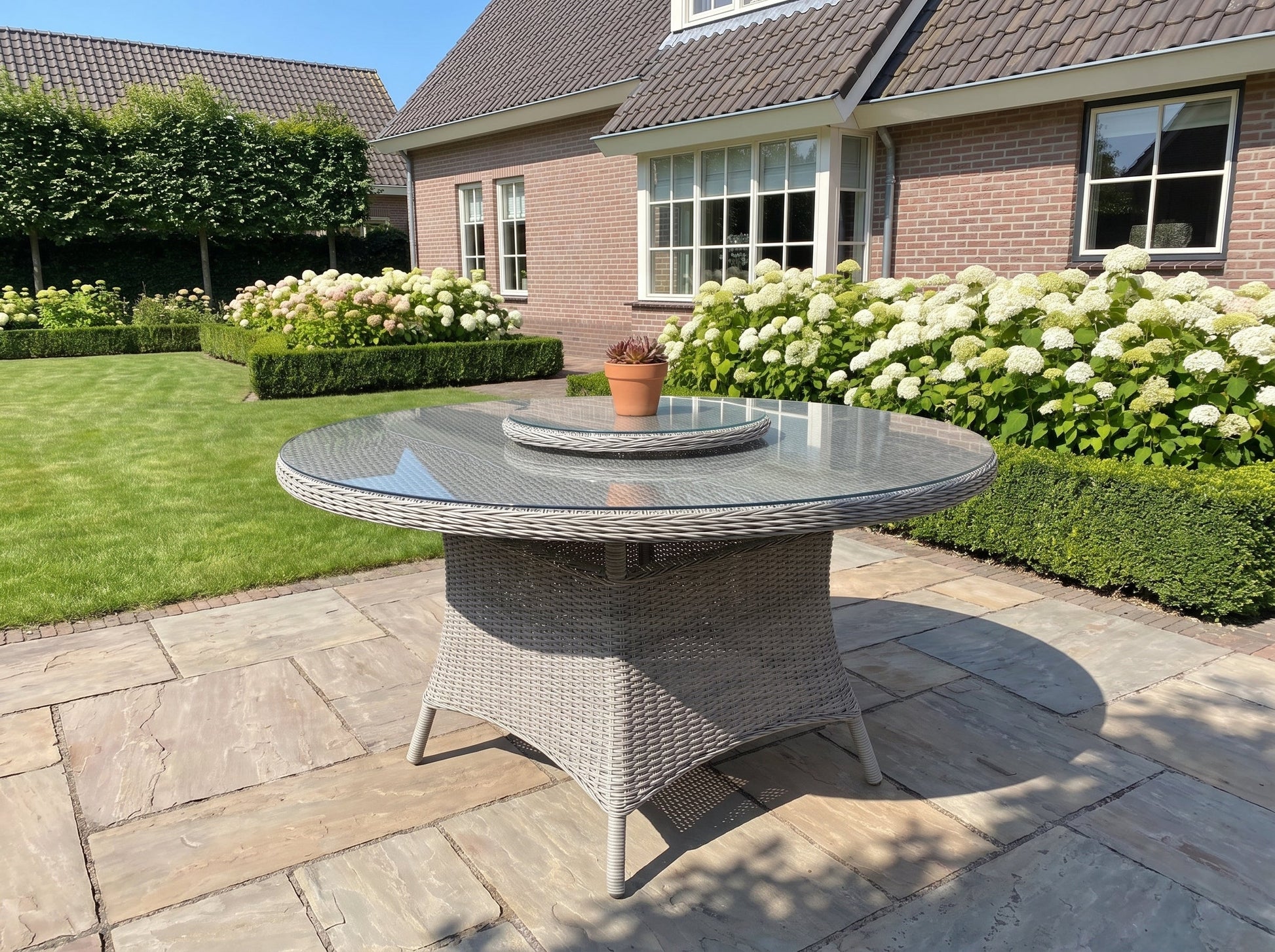 Rio Ronde Tuintafel 130 cm - Glas / Light Kobo Grey in einem stimmungsvollen Garten - Outnest Gartenmöbel