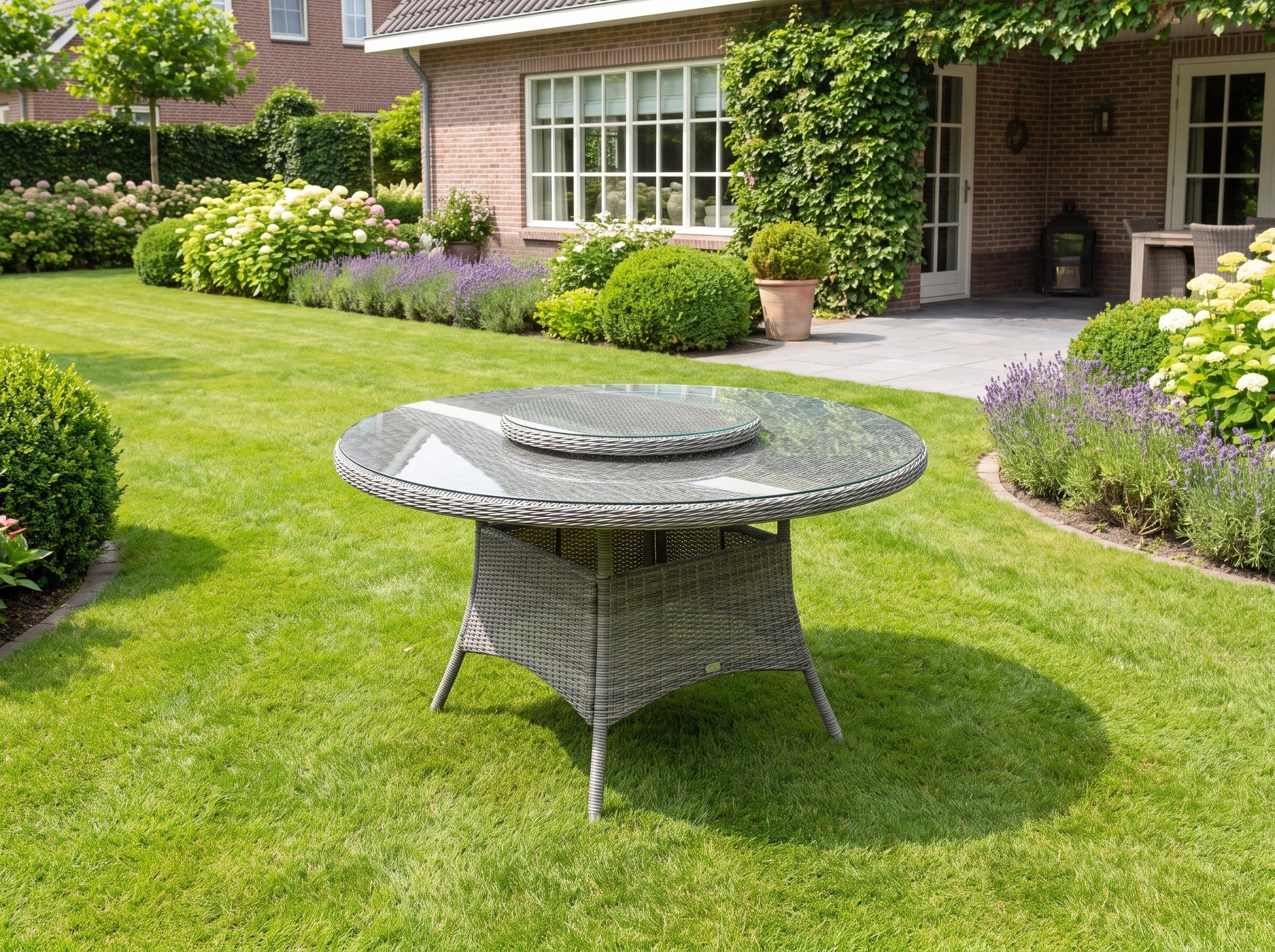 Rio Ronde Tuintafel 150 cm - Glas / Light Kobo Grey in einem stimmungsvollen Garten - Outnest Gartenmöbel