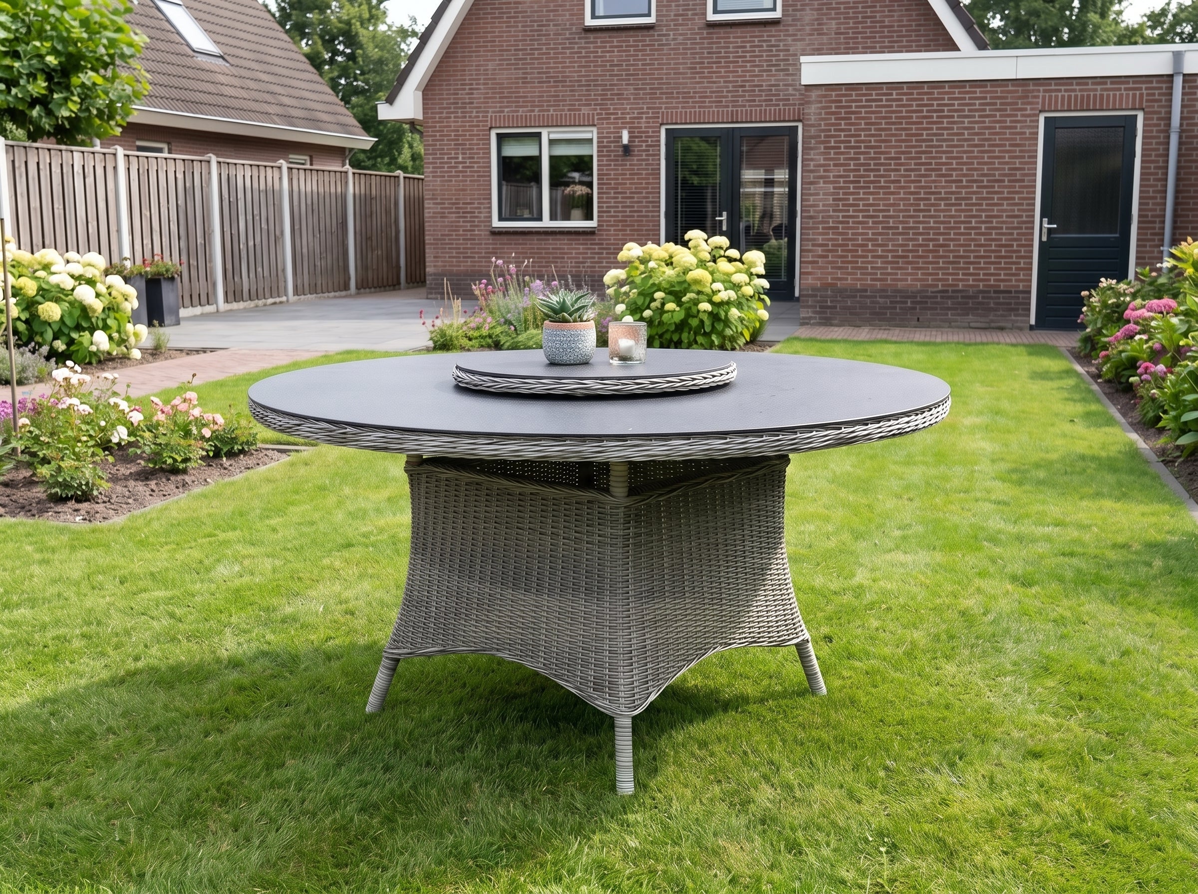 Rio Ronde Tuintafel 150 cm - Spraystone / Light Kobo Grey in einem stimmungsvollen Garten - Outnest Gartenmöbel