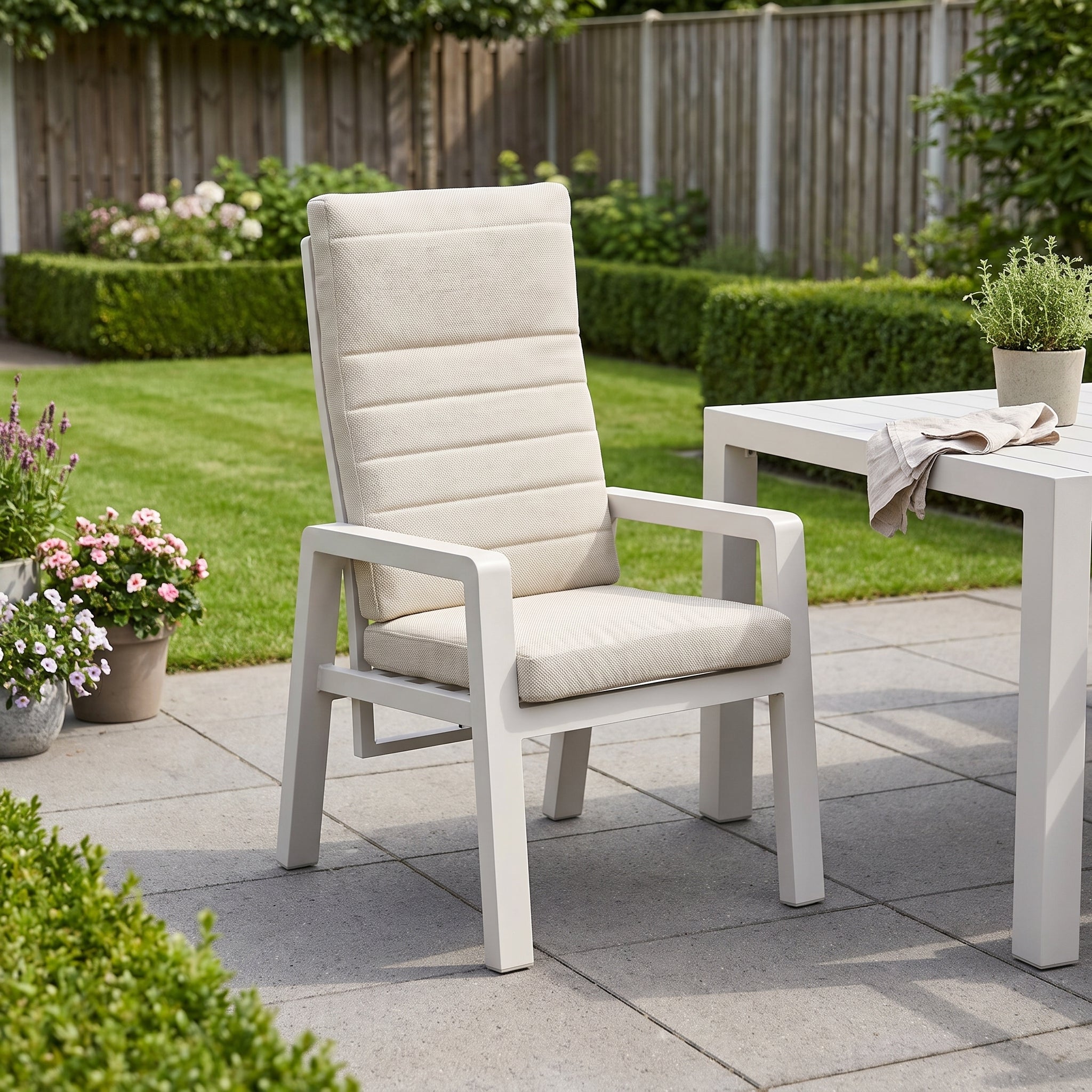 Sandro Verstelbare Tuinstoel | Dining - Beige in einem stimmungsvollen Garten - Outnest Gartenmöbel