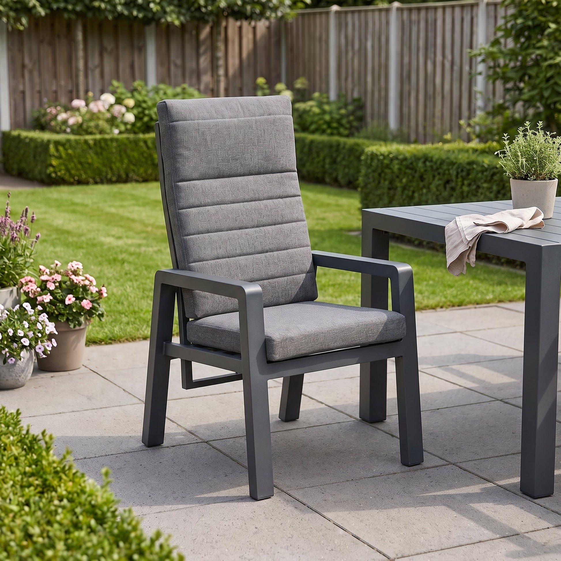 Sandro Verstelbare Tuinstoel | Dining - Dark Grey in einem stimmungsvollen Garten - Outnest Gartenmöbel