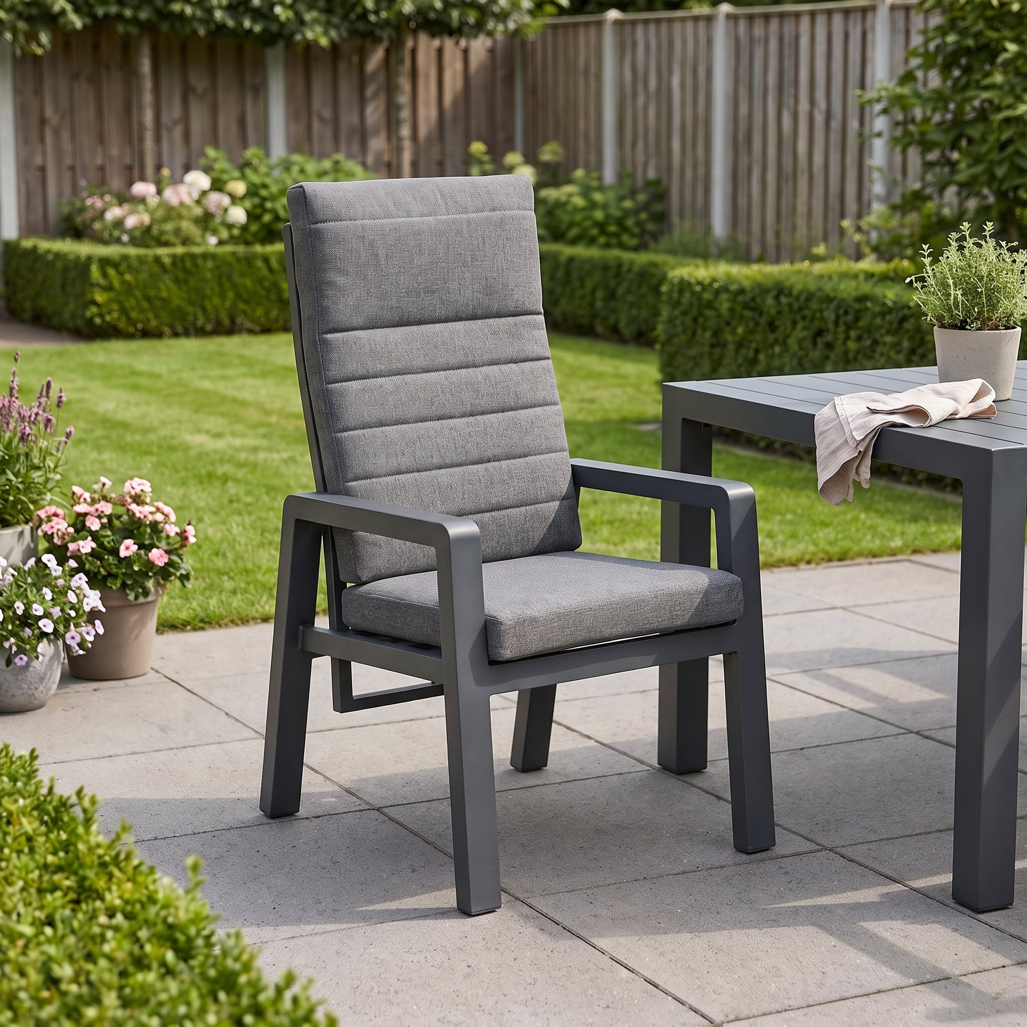 Sandro Verstelbare Tuinstoel | Dining - Dark Grey in einem stimmungsvollen Garten - Outnest Gartenmöbel