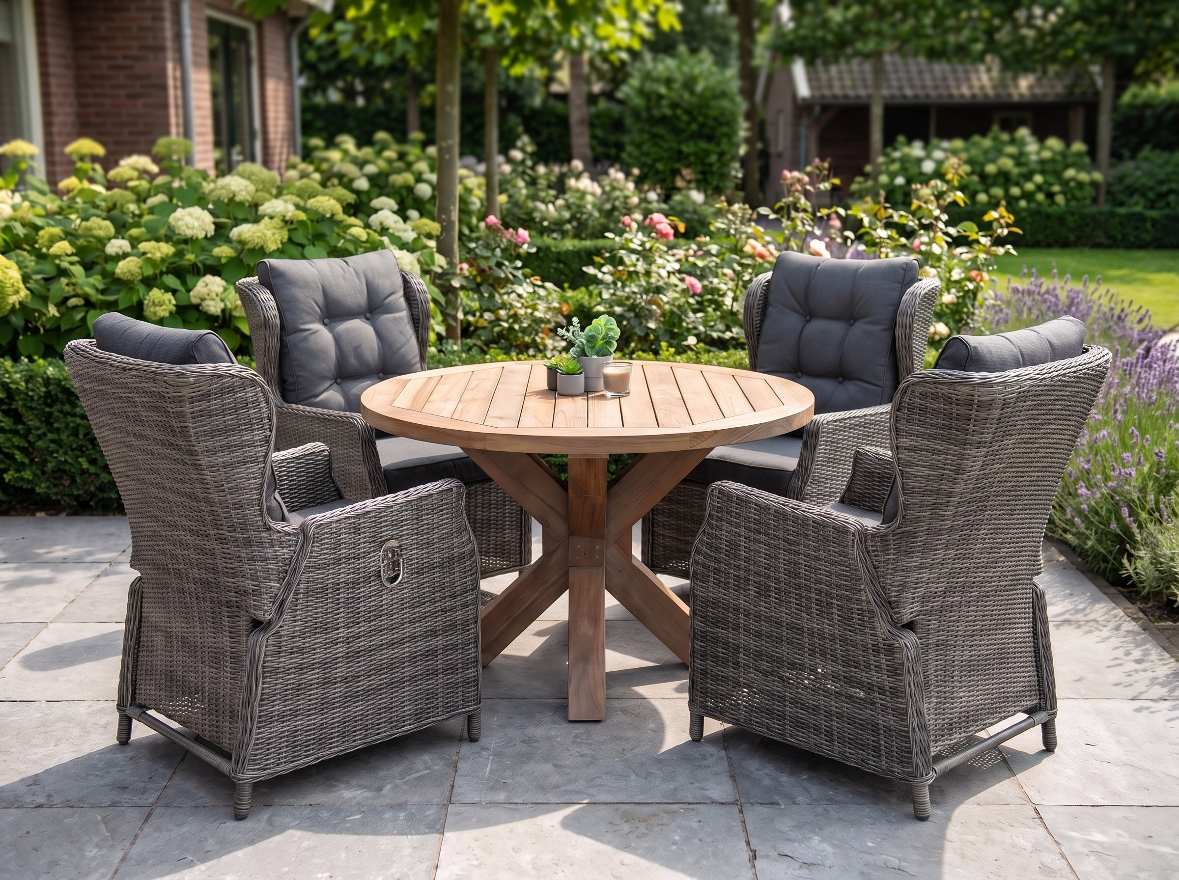Surakarta-Barcelona Verstelbare Tuinset 4 Personen - Teak / Kobo Grey in einem stimmungsvollen Garten - Outnest Gartenmöbel