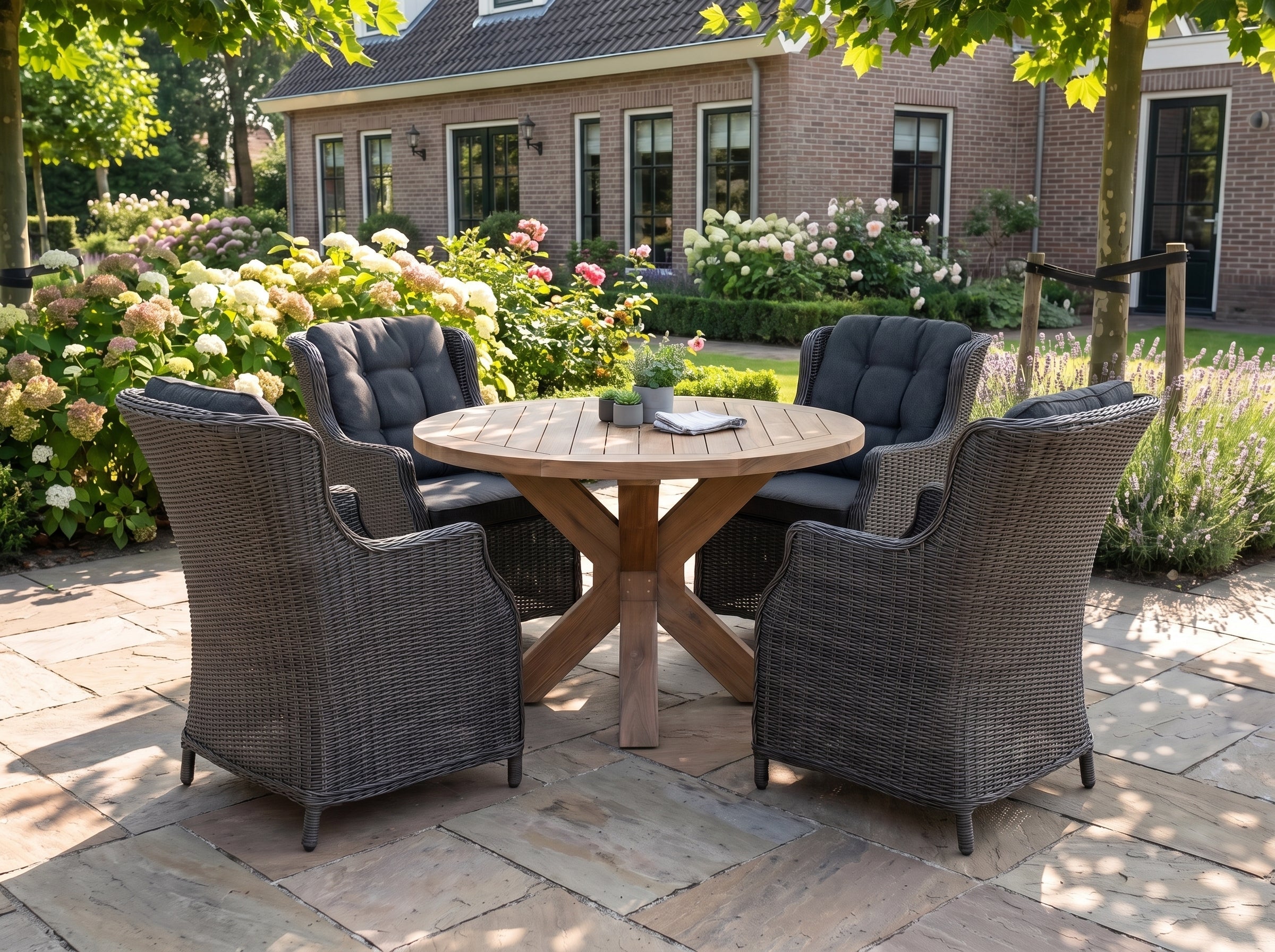 Surakarta-Darwin Tuinset 4 Personen - Teak / Rock Grey in einem stimmungsvollen Garten - Outnest Gartenmöbel
