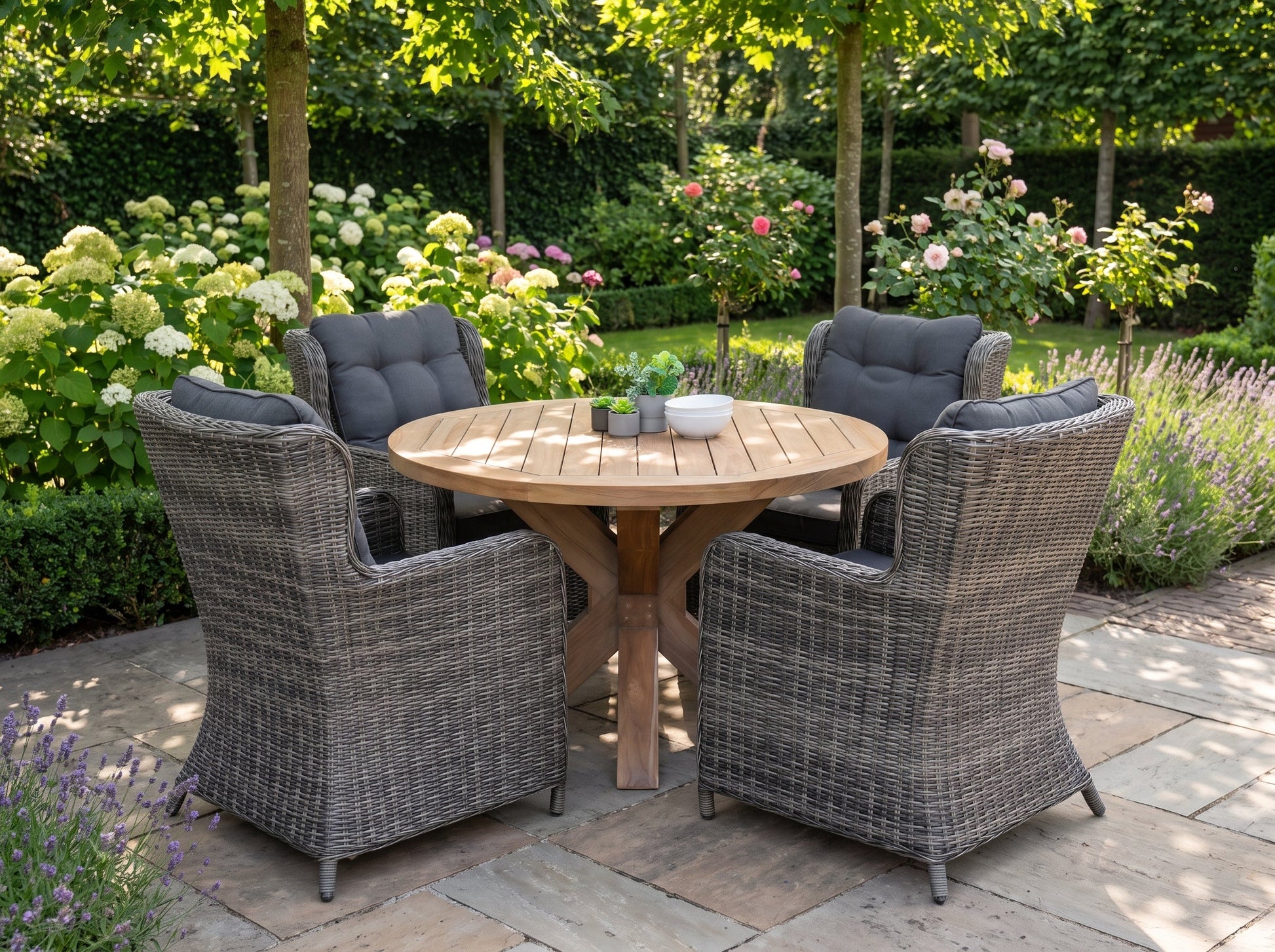 Surakarta-Delano Tuinset 4 Personen - Teak / Kobo Grey in einem stimmungsvollen Garten - Outnest Gartenmöbel